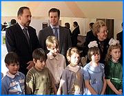 ></p><p class=c_tn>В ходе визита гости подарили воспитанникам учреждения бытовую технику, игрушки и сладости. В прошлом году финансовая помощь со стороны представителей аппарата президента детскому дому составила более миллиона рублей. Гостей дети встретили стихами о дружбе и тепле родного дома. А за последний год в детском доме действительно стал комфортнее. На нужды учреждения благотворители перечислили более полутора миллионов рублей. Львиная доля этих средств - деньги из фонда центрального федерального округа. То, как они были израсходованы, помощника полпреда президента в ЦФО Игоря Зубкова удовлетворило. Приобретен микроавтобус, видео и аудиотехника, а также мебель, отремонтировали кровлю и комнаты. Сегодня тоже не обошлось без подарков. Гости вручили детскому дому два холодильника, игрушки и сладости. </p><p class=c_tn>«Мы сейчас стараемся сделать максимально, чтобы вам было тепло и комфортно. Чтобы вы себя чувствовали абсолютно востребованными обществом нашей России и области в частности», - признался детям М.А. Мень. Кстати, не без финансовой помощи со стороны, удалось создать здесь детский дом семейного типа. Теперь воспитанники живут в группах. В каждой - своя гостиная с игрушками, современной техникой, а главное - отдельные комнаты на несколько мест для детей, связанных родственными отношениями, а также для искусственно сформированных семей. </p><p class=c_tn>«Это позволяет создать условия проживания детей приближенные к семейным. То есть режим дня не жестко привязан к той структуре, которая предполагает режим для детских домов, а как в семье. Дети встают, идут в школу, в детский сад, который организован на базе детского дома. А вечером возвращаются», - дала пояснения данной системе директор детского дома Светлана Ломакина. </p><p class=c_tn>Например, Вася Шустов живет в комнате вместе со своим братом Ваней. Характеры у мальчишек совершенно разные, но до серьезных конфликтов не доходит. Кроме того, говорит Вася, на помощь всегда приходит старшая сестра Ксюша. Она живет в этой же группе, но в соседней комнате. Ксения - старшая и самая спокойная из Шустовых, а потому зачастую выступает в спорах третейским судьей. «С утра встаем, он скидывает одеяло с меня. Говорит - вставай, в школу пора. Сам он встает позже или раньше меня, как когда. А я поспать люблю почаще. Он старается уходить от меня, чтобы не ругаться», - сообщила Ксения. В ближайшее время, по словам сотрудников детского дома, в каждой группе планируется организовать кухни. Там воспитанников будут учить готовить обеды, а также правильно вести себя за столом. Такая семейственность, уверены воспитатели, поможет детям вступать во взрослую жизнь более самостоятельными. </p><p class=c_av>Олеся Чирко</p>
	
		<div class=