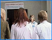 ></p><p class=c_tn>В съезде, который прошёл в одной из аудиторий Ивановской медицинской академии принимали участие медики, руководители властных структур и депутат госдумы Татьяна Яковлева. Участники встречи обсудили текущее состояние медицины губернии и перспективы развития на ближайшие годы. По словам губернатора Михаила Меня, из всех национальных проектов охрана здоровья стала для области самым приоритетным, а 2007 год объявлен в губернии годом здравоохранения. Выступавшие с цифрами в руках доказывали, что это не только слова. Финансирование значительно выросло, в больницы поступает дорогостоящее оборудование. И даже самый больной вопрос - разница в зарплатах у медиков первичного звена и специалистов тоже близок к разрешению. «Насколько мне известно, в 2008 году Ивановская область попадет в пилотный проект министерства здравоохранения по одноканальному финансированию здравоохранения. Этот как раз тот вопрос, когда деньги пойдут на стационарную службу. Когда врачи стационарных учреждений получат приличную зарплату. Это 2008 год», - заявил начальник территориального фонда медицинского страхования Юрий Тюриков. В области готовится к реализации ряд специализированных медицинских программ в сферах мужской урологии, кардиологии, травматологии, гемодиализа. Всего же в текущем году предполагается на нужды здравоохранения израсходовать примерно 1000000000 рублей.</p><p class=c_av>Сергей Хохлов</p>
	
		<div class=