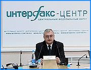 ></p><p class=c_tn>Мэр г. Иваново Александр Фомин провел сегодня пресс-конференцию, где рассказал о планах по урегулированию проблем на рынке пассажирских перевозок. Поводом послужили недавние планы частных перевозчиков провести первого марта пикет против прихода в Иваново московской транспортной компании. Правда, в ходе пресс-конференции выяснилось, что события приобретают неожиданный поворот, а заданная тема гораздо шире, чем претензии перевозчиков. На пресс-конференцию глава города приехал со встречи с перевозчиками. Те первого марта собирались провести пикет у стен городской администрации и прокричать – наших бьют! Дело в том, что мэрия приняла решение запустить на первый и второй городской маршруты автобусы фирмы «Ивавтотранс», учредителями которой являются московская компания «Группа Автолайн» и правительство области. Но после переговоров перевозчики решили отложить пикет на неопределенный срок. Александр Фомин пояснил, что если у перевозчиков лишь одна претензия к мэрии, то у власти к предпринимателям их накопилось довольно много. Это и нарушение таксомоторами графика движения, правил дорожного движения, необоснованное завышение цены в вечернее время и главная – полный хаос на этом рынке. Глава города высказался в том смысле, что он должен думать в первую очередь не о благе бизнеса, который извлекает прибыль, а о большинстве граждан. «… Когда говорят о защите своих, надо думать не только о защите конкретного перевозчика, но и о защите тех граждан, кого он должен везти. Там один водитель, а везет он в маршрутке - 15 человек, а в большом автобусе - 30. Давайте и о них немножко подумаем», - прокомментировал свою позицию А. Фомин. </p><p class=c_tn>В том, что москвичи пришли в Иваново, глава города ничего плохого не видит. По его мнению, это только стимулирует рынок. Тем более что переговоры с «Группой Автолайн» администрация вела еще прошлым летом. И те готовы брать на себя не только выгодные маршруты, но и малорентабельные. Теперь местному бизнесу надо быть более гибким и включать резервы. «Процесс цивилизации этого бизнеса в городе пойдет более динамичными темпами. Кто-то будет усиливать себя, и столбиться, отстаивать маршруты, кто-то из них сольется, объединив свои ресурсы. Кто-то сойдет с этого бизнеса. Вот это перераспределение происходить будет», - заметил А. Фомин. Между тем, мэрия сделала перевозчикам сразу несколько предложений. Одно из них – это создание совета при транспортной комиссии. Бизнесу предлагают принять участие в обсуждении всех направлений развития рынка пассажирских перевозок. Тем более, что изменения здесь ожидаются действительно масштабные. В ближайшее время будет проведено крупное исследование транспортных схем, чтобы, по выражению мэра, поставить процесс движения на научную основу. Кроме этого, администрация приступает к созданию единой диспетчерской, которая станет регулировать движение всего транспорта. Также в этом году планируется изменение схемы движения в центре города. Некоторые улицы будут односторонними. Предусмотрены и другие новшества. Все это, по мысли Фомина, должно позволить через год-два все же сделать рынок пассажирских перевозок регулируемым и удобным для людей. </p><p class=c_tn> </p><p class=c_av>Андрей Кузьмичев</p>
	
		<div class=