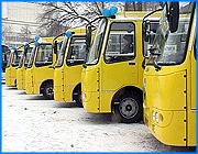 ></p><p class=c_tn>Сегодня на бульваре Кокуй после официальной части со своими протестами в адрес московской компании выступили частные перевозчики областного центра. Они уверены, что крупный конкурент призван вытеснить их с маршрутов. Первая часть презентации прошла в областном правительстве. Здесь губернатор Михаил Мень и президент «Группы Автолайн» Никита Музыря подписали соглашение о сотрудничестве. В знак расположения стороны обменялись подарками. Михаил Мень презентовал московским гостям Волгу на холсте, те в ответ - вручили губернатору «Москву» в богатом переплете. По словам обеих сторон, приход компании в Иваново повлияет на сферу пассажирских перевозок положительно - это и качество услуг, и налоги в казну области, и рабочие места для водителей. Продолжилась презентация на бульваре Кокуй. Здесь чиновникам и журналистам были представлены автобусы «Исудзу» и «Скания». Среди них также три машины для межрегиональных перевозок. По словам сотрудников «Автолайна», они будут курсировать по маршруту Иваново-Москва. Автобусы, предназначенные для работы на городских линиях, предстали в полной экипировке - с номерами и перечнем остановок. Посетил презентацию и священослужитель. Он прочитал молитвы и окропил каждый из тридцати автобусов святой водой. Не обошлось без скандала. Сказать свое «Нет» столичной компании пришли ивановские частные перевозчики. Разговор с москвичами порой переходил на повышенные тона. Местные предприниматели уверены, что «Автолайн» вытеснит их с улиц города. И это якобы делается намеренно. По словам перевозчиков, им поставить на маршруты машины городские власти не разрешили. «Отказано в дополнении на маршруты, потому что город переполнен. Ни одной машины больше не выйдет на маршрут. И вы получаете разрешение На «Скании». «Скани» - красавцы, мы не против. «Богданы», те же самые машины, что и у нас. Объясните, пожалуйста, вот это. Ответьте на этот вопрос», - с некоторым негодованием заметила одна из владельцев маршрутных такси. </p><p class=c_tn>По мнению членов областного правительства, возмущение местных перевозчиков - явление вполне естественное. Главная задача властей, по мысли губернатора, работать не для группы коммерсантов, а для людей. Приход «Автолайна», уверен губернатор Михаил Мень, поможет сделать перевозки более качественными и доступными. «Доступность может появиться только в конкурентной среде, качество может появиться только в конкурентной среде. Мы прекрасно понимаем, что приход крупного оператора по услугам перевозок, конечно же, может негативно сказаться на чьем-то бизнесе. Но еще раз повторю, что мы должны думать в первую очередь о людях», прокомментировал ситуацию М. Мень. Сразу после официальной части автобусы отправились по маршрутам. А ивановские перевозчики, так и не получив ответов на свои вопросы, констатировали: «Мы проиграли». </p><p class=c_tn> </p><p class=c_av>Олеся Чирко</p>
	
		<div class=