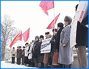 ></p><p class=c_tn>Ивановские коммунисты сегодня утром пикетировали здание местного филиала Всероссийской государственной телерадиокомпании. Это второй подобный пикет за последние восемь месяцев. Претензии и требования остались прежними - допустить в эфир точку зрения оппозиции и соблюдать законодательство о средствах массовой информации. Как и в июне прошлого года, коммунисты выстроились в ряд перед входом в ИГТРК. Лозунги призывают государственное средство массовой информации к честности и открытости. По мысли активистов КПРФ, раз вещание ведется на деньги налогоплательщиков, то доступ к эфиру должен быть равным у сторонников всех политических взглядов. Особенно непримиримо коммунисты относятся к стремлению журналистов приукрашивать действительность.</p><p class=c_tn>«Сплошь и рядом мы там видим: вот там думаем крепость в Лухе построить. Ну кто же возражает? Конечно, историческими событиями надо дорожить и надо воскрешать. Но надо, прежде всего, порядок навести. Выпопробуйте проехать к Луху, посмотрите: животноводческие помещения заколочены досками, поля вокруг зарастают», - прокомментировал негодование коммунистов первый секретарь обкома КПРФ А. Гордиенко. Коммунистическое руководство хулит ГТРК и за медвежью однобокость, когда все события освещаются в русле деятельности «Единой России». Рядовые партийцы горячо поддерживают своих лидеров. </p><p class=c_tn> «Нам не дают в эфир пройти. Мы хотим показать на то, как «Единая Россия» влияет на трамвай, на все зарплаты, на бюджет. Почему же они не могут? Единой России позволяют выступления, а нам даже не могут дать 10-минутного времени на показание, чтобы людям показать, чтоб они могли за нас встать и поддержать», - заявил член КПРФ Дмитрий Пшеничнов. Съемочная группа «Вестей» предложила высказаться всем желающим по любым вопросам. А примерно через полчаса с начала акции к коммунистам вышел и главный обвиняемый - Владимир Кашаев. С документами в руках он начал доказывать, что все претензии возникли на пустом месте, а если у оппонентов есть желание, то можно эти же аргументы привести в зале суда. «Если нас пригласят в суд, мы явимся в суд, как полагается. Если сделает запрос непосредственно прокуратура, одно дело. В бытность В.И. Тихонова депутатом у нас была проверка по прокуратуре, он находил, он использовал широкое поле», - сообщил председатель ИГТРК В. Кашаев. Пикет, можно сказать, кончился ничем. Своей информационной политики ИГТРК менять не намерена, а коммунисты будут изыскивать новые способы борьбы за свои эфирные права. </p><p class=c_av>Сергей Хохлов</p>
	
		<div class=