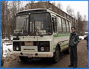 ></p><p class=c_tn>К такому выводу пришла часть перевозчиков, которые собрались сегодня неподалеку от кольца второго маршрута. Они встретились с руководителем городского управления транспорта Михаилом Березиным и обсудили проблемы, возникшие после прихода на 1-й и 2-й маршруты автобусов московской фирмы «Группа Автолайн». Между тем, первоначально встречу планировали провести непосредственно на кольце «двойки», однако это не удалось по совершенно неожиданной причине. </p><p class=c_tn>«Газели» на кольце «двойки» действительно наблюдались, однако несколько другие, чем ожидалось. Место встречи маршрутчиков оккупировали силовые структуры. Рядом с шестьдесят второй школой можно было наблюдать и военных, и ОМОН, и ФСБ, и сотрудников МЧС с соответствующим оборудованием и транспортом. Были замечены и гражданские автобусы. Официальная версия - учения по отработке взаимодействия оперативного штаба. Однако съемочная группа застала только перекуры, которые, видимо, являются неотъемлемой частью учений. Маршрутчикам пришлось собраться на обочине улицы Василевского. Связи между своим собранием и военным присутствием они не увидели. Предприниматели больше взволнованы приходом «Автолайна» на самые хлебные маршруты – «первый» и «второй». До сего дня пробиться на какую-либо ивановскую линию было трудней, чем верблюду - пробраться сквозь игольное ушко. Вот письменный ответ заместителя мэра на просьбу предоставить место на одном из марушрутов - маршрутная сеть предельно перегружена. «Нас просевают знаете, через какое сито? Нас рассматривают через лупу, под микроскопом. За любое, малейшее нарушение наказывают. В транспорте появились двойные стандарты. Для кого-то льготные условия, для нас – по-прежнему жесткие», - заметила предприниматель Юлия Галстян. Предприниматели перечисляли прегрешения «Автолайна» - и машины уходят в гараж в семь вечера, и водители там работают по пятнадцать часов. А главное - что все тридцать машин не попали на новые, «неприкормленные» маршруты, а пришли на все готовенькое. Хотя власти предвещали приход оператора, который предложит лучшие условия и выиграет исключительно за счет высокого качества своих услуг. «Большой обман, который мы слышали. Он сюда не пришел. Его привели. Нас, ивановцев, не приглашали. Их привели», - сообщил предприниматель Валерий Нестеров. Начальник городского управления транспорта Михаил Березин отвечал только в пределах своей компетенции. Суть ответов можно свести к одной этой фразе: «На пассажирских перевозках г. Иваново будет проходить оптимизация подвижного состава». Перевозчики предполагают, что москвичи вытеснят туземцев на малорентабельные маршруты и, в конце концов, придется бизнесменам осваивать рабочие профессии. Однако, упадническим настроениям они воли не дают и проигравшими себя не считают. Сейчас ивановские перевозчики собираются взять тайм-аут и искать новый прием против лома, который им показали. </p><p class=c_av>Сергей Хохлов</p>
	
		<div class=