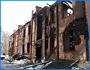 ></p><p class=c_tn>И вновь о погорельцах с улицы Рабфаковской в Иванове. Напомним, в ночь на понедельник там сгорел двухэтажный дом, шесть человек погибли, еще семнадцать остались без крыши над головой. Причина пожара до сих пор не установлена, но люди все больше склоняются к версии, что это поджог, так как возгорание началось в подъезде. Квартира Раисы Семеновны Ганичевой стала своеобразным барьером для огня. От пожара в стене осталась дыра, дальше огонь не пустили. Но почти все имущество пенсионерки оказалось испорченно водой. Чтобы пожитки не достались мародерам, родственники пострадавшей спешно собирают все, что еще можно починить или постирать. Люди расстроены, но понимают, что в таких случаях человеческая жизнь гораздо дороже всех материальных благ. «Документы, правда, я взяла, и чайник схватила, взяла чайник и выбежала, и все. Второй раз зашла, хотела чего-то еще взять, но тут меня уже пожарники, эх, как меня заругали. Говорит: «Я голову оторву вам, если еще зайдете сюда. Идите отсюда». Вот и все. Я... не пустили больше», - вспомнила события той ночи одна из пострадавших Раиса Ганичева. В квартиру Сергея Меленева огонь не проник. С перевозкой вещей хозяева торопятся - выломать дверь не составит труда, а бомжи буквально пасутся на месте трагедии. Пока окна не заколотили, у дома даже дежурила милиция. Свою мебель Сергей Меленев будет хранить на складе, который предоставили городские власти. «А дальше, когда уже квартира какая-то будет, хотя бы завезти обратно. Чтобы сохранить, что у нас осталось. Вот это помогли действительно», - заметил он. </p><p class=c_tn>Всего в числе погорельцев семнадцать человек. Девять пострадавших провели ночь в гостинице «Центральной». Остальные разместились у родственников. Работники гостиницы рассказывают, что нескольким женщинам вызывали скорую. После пережитого у людей сдали нервы. Многие пришли только на ночлег - допоздна были на пожарище. Пострадавшие говорят, что чиновники не остались глухими к их беде. На два дня обеспечили талонами на питание, а вечером в гостиницу приезжал директор МПЖХ, и лично раздавал продукты. Но люди привыкли мыслить в перспективе на будущее, поэтому жилищный вопрос остается самым актуальным. «Сейчас были в муниципалитете, в здании оформляли все бумажки, нам сказали, что будет комиссия, по результату этой комиссии - вот звонить женщине и узнать результат, и после этого нам дадут равноценное жилье», - сообщила одна из пострадавших Валентина Гибут. Пристанищем для пострадавших гостиница будет до восьмого марта. Пока власти не называют каких-то конкретных сроков, когда у погорельцев снова появится крыша над головой. </p><p class=c_av>Наталья Мозилова</p>
	
		<div class=
