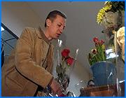 ></p><p class=c_tn>Канун международного женского дня, как выясняется, это настоящее испытание для мужчин. Сильная половина человечества все последние дни проводила в поисках подарков для своих любимых. В ход идёт всё - косметика, нижнее бельё, ювелирные изделия, цветы. В торговых центрах города - великое оживление. По традиции мужчины идут за подарком в отделы парфюмерии. Сейчас в большой моде пикантные цитрусовые ароматы. Хотя большая часть сильного пола выбирает духи для дамы на свой вкус. Положение спасает девушка-консультант. Говорит, что любой, даже самой капризной даме, угодят ароматы серии Дольче и Габбана «лайт брю», Нина Ричи, Ламбина клад и Арманд Бас. Баснословно дорого, но настоящий мужчина никогда продавщице не признается, что его цена не устраивает и, как правило, берёт то, что предложат. «Ценовая политика нас не очень волнует, тем более в такой день. Доходы небольшие, но позволяют», - признался А. Кулибин. Но самым актуальным подарком остаются, конечно, цветы. Почему-то мужчины считают, что лучше всего в этот праздник преподнести даме сердца розы - красные. </p><p class=c_tn>О вкусах своей возлюбленной Валерий не знает ничего, а та, по его признанию, свои пристрастия не афиширует. Просто сказать, что у этой пары любовь - значит не сказать ничего. «Она вообще скромная, она ничего не хочет, ей ничего не надо, ей только я нужен, как она сказала и, больше никто не нужен, и самый лучший подарок это ты. Это вот она пытается прервать, - «Дорогая, я здесь общаюсь с телевидением БАРС, так что сегодня можешь посмотреть», - сказал Валерий Митрофанов. Фантазии ивановских мужчин цветами и духами не ограничиваются. Особо смелые ищут подарки в магазинах нижнего белья. Выбирают, что посексуальней. Но самое сложное, - не прогадать с размером. Сильный пол знает объёмы своих возлюбленных, что называется, на глаз. «Мужчины чаще всего стесняются, ну объясняют, какие у них жёны, худенькие, полненькие, иногда приходят уже с записанным размером. Бывает, да, говорят, ну вот как вы, или скажут, выйдете, мы на вас посмотрим, скажут, ну да, давайте такой как у вас размер», - описала продавец Елена Алексеева несложную схему покупки мужчинами нижнего белья для своих возлюбленных. Вкусы и запросы у каждой женщины - сугубо индивидуальны. Кому-то хочется на восьмое марта золота и бриллиантов, кто-то мечтает о домашнем растении в горшке. От мужчины зависит главное - угадать желание своей половинки и не разочаровать её хотя бы в этот единственный женский день в году. </p><p class=c_av>Ксения Доринова</p>
	
		<div class=