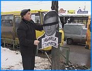 ></p><p class=c_tn>Публичную казнь министра здравоохранения Михаила Зурабова устроил в пятницу Владимир Черкашов. По мнению Черкашова Зурабов провалил пенсионную реформу и оставил без лекарств льготников. Поэта в его обвинениях поддержали почти двести ивановцев. Свою очередную публичную акцию Черкашов устроил у центрального рынка. Поэт громко призывал людей подписаться под требованием об отставке Зурабова. Министра Черкашов называл не иначе, как вором и убийцей стариков. А все потому, что Зурабов, по мысли поэта, провалил пенсионную реформу и оставил льготников без лекарств. Местные торговцы охотно поддержали обвинения. Однако, нашлись и сторонники Зурабова. В споре о том, кто прав, явное преимущество, по крайней мере, по уровню децибел, осталось за Черкашовым. Примерно через пять минут после начала акции поэта и представителей СМИ попросили уйти с рынка. Мол, здесь частная территория. Черкашов расценил поведение охраны как ущемление свободы совести. Под натиском охраны и милиционеров, Черкашов все же поменял дислокацию. Сочувствующие помогли перенести атрибуты акции. Кроме просьбы подписаться под требованием, поэт предлагал всем желающим оставить Зурабову послание. Люди, изливая гнев, предлагали даже отправить министра в ссылку. Резкие слова в адрес федерального чиновника - это как оказалось только цветочки. Черкашов приготовил для Зурабова жестокую казнь. Завязал картонному министру глаза и повесил его на ближайшем дереве. «Мы его повесим, как Садама, как повесили Садама Хусейна. Правда, у нас на портрете у Зурабова отсутствуют ноги. Но мы будем считать, что одну ногу ему отрубил Миронов, вторую отрубил Грызлов, а то, что между ногами отрубил Жириновский», - заявил главный ивановский оппозиционер. Довести казнь до конца Черкашову так и не удалось. Вмешались бдительные стражи порядка и потребовали снять картонного Зурабова с дерева. Милиционеры внушали поэту - вешать министра нельзя, ведь он действующий. Однако результаты акция все же дала. За полтора часа поэт собрал около ста семьдесяти подписей. Их он планирует отправить в администрацию президента. </p><p class=c_av>Олеся Чирко</p>
	
		<div class=