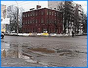></p><p class=c_tn>Именно так оценивают состояние городских дорог ивановские водители. После того, как сошел снег, трассы превратились в полосу препятствий. На многих улицах многочисленные ямы и большие лужи. Между тем городские власти считают, что пока даже обследовать дороги еще рано, не говоря уж о том, чтобы приступить к их полноценному ремонту. Солнце, плюсовая температура, капель. Все эти радости весны стали настоящей катастрофой для автолюбителей. Дороги открылись после зимы, и зрелище ужаснуло горожан. На многих улицах, в том числе центральных - многочисленные ямы и трещины. Водители говорят, что движение по городу напоминает полосу препятствий, преодоление которой оборачивается частыми визитами в автосервис. «Ходовую постоянно перебираем всю. Регулярно подвески. Все. Диски мнуться напрочь, резина страдает», - признался один из водителей. Ливневые канализации не справляются с объемами талой воды. Кругом лужи, которые не только скрывают изъяны покрытия, но и ускоряют разрушение асфальта. Причину бед водители видят в методике дорожных работ. «Тоненько всё кладут. Заплатка есть заплатка, вода проникает, потом мороз. Все это вздымается, вскоре рушится», - пояснил недостатки специфического подхода к ремонту дорог в городе один из водителей. «Вообще невыносимо ездить по дорогам. Любой водитель скажет. Невыносимо ездить. Не знаю, куда смотрят администрация и все», - заметил другой. Тем временем руководство городского управления благоустройства заверяет, что самые большие ямы засыпают щебнем. Но это пока все, что можно сделать. Основательные работы начнутся только после комплексного обследования дорог. «Сейчас по большей части снег сошел. Но открыт от снега только центр дорог. Если посмотреть на обочинах дорог - все еще наледи. Поэтому комплексное обследование дорог делать еще рано. И мы планируем, где-то с середины марта, начать это комплексное обследование. И тогда уже четко будет вырисовываться картина, какие меры необходимо предпринимать по ремонту дорог», - сообщила зам. начальника управления благоустройства г. Иваново Наталья Иванова. </p><p class=c_tn>То, что дороги показались из-под снега в таком состоянии, чиновники списывают в первую очередь на погоду. По мнению Натальи Ивановой, дыры образуются рядом с заплатами, которые положили в прошлом году. В случае, если работы все же были выполнены некачественно, подрядчик, заверяют чиновники, будет вновь латать те же самые выбоины, только уже за свой счет. </p><p class=c_av>Дмитрий Попов, Олеся Чирко</p>
	
		<div class=
