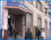 ></p><p class=c_tn>К абонентам, пытающимся разобраться в ошибках с выбором тарифа, добавились люди, просто пришедшие заплатить за телефон. Дело в том, что с 1 марта плату принимают только в специализированных сервисных центрах, тогда как раньше это можно было сделать в пунктах приема коммунальных платежей и других местах. «В 2007 году я надеюсь, мы сможем повернуться к клиенту именно лицом. Мы постараемся сделать так, чтобы клиент имел возможность в одной точке решить все свои проблемы», - поведал о своих надеждах начальник коммерческого узла № 2 Верхне-Волжского филиала ОАО «ЦентрТелеком» Игорь Оплачко. Эти слова прозвучали во второй декаде января. С тех пор ивановцы наблюдают уже вторую попытку связистов повернуться лицом к абонентам. В феврале люди осаждали сервисные центры в результате так называемых ошибок при оформлении тарифов. Абоненты писали заявление на один тариф, а счета получили совсем за другой. В марте очереди не уменьшились. Люди до сих пор приходят, чтобы разобраться с тарифами. В сервисном центре на проспекте Ленина таких абонентов по-прежнему большинство. Из трех очередй - две. «По-моему они сами просто в этой тарифной галиматье запутались и запутываются все сами больше», - заметила, стоящая в очереди Людмила Кумеева. «Хулиганство, безобразие и глупость». Так чаще всего оценивают происходящее в сервисных центрах. Очереди в немалой степени удлинились из-за сокращения числа точек приема платежей. Теперь, чтобы предъявить к оплате одну квитанцию, некоторым людям приходится ехать на другой конец города. «Мне 89 лет. Я должна стоять с полдесятого. Это просто хулиганство с нашей стороны, со стороны властей», - выразила своё недовольство Людмила Агафонова. «Творится безобразие. Каждая служба работает только для себя, на свои выгоды, на свои заботы. О людях никто не думает сейчас», ещё более откровенно отметил Евгений Буров. Пока телефонное руководство не комментирует происходящее, но можно предположить, что сокращение точек приема платежей объясняется попыткой сократить издержки. Люди пытаются анализировать последние действия связистов - повышение расценок, создание путаницы с тарифами, уменьшение количества пунктов приема платежей. Вывод напрашивается достаточно парадоксальный. Многие абоненты центртелекома поговаривают, что руководство компании прилагает максимум усилий, чтобы клиенты отказались от стационарной связи, в пользу мобильной. По информации нашей программы, несколько тысяч человек в эти дни из-за очередей не смогли вовремя оплатить счета за стационарную телефонную связь. Руководство коммерческого узла номер два Верхнее-Волжского филиала ОАО «Центртелеком» планирует прокомментировать ситуацию в ближайшее время.</p><p class=c_tn></p><p class=c_av>Сергей Хохлов</p>
	
		<div class=