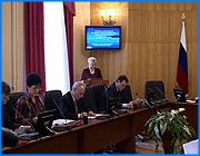 ></p><p class=c_tn>Сегодня на заседании правительства обсудили план действий в этом направлении на две тысячи седьмой - две тысячи восьмой годы. Основными методами борьбы за качество товаров и услуг должны стать комплексные проверки. Сегодня, по словам руководства областного управления Роспотребнадзора, ситуация на потребительском рынке губернии далека от благополучной. Периодические проверки показывают, что нарушения есть как в сфере реализации промышленных товаров, так и продуктов питания. Претензии у контролирующих органов и к товарам из-за границы, например мясу, и к яствам местного производства. Среди лидеров по количеству нареканий - молочные продукты и алкоголь. «В ходе рейдовых проверок было забраковано 175 партий алкогольной продукции объемом 11 тыс.601 литр. Причина забраковок - отсутствие документов, качество неудовлетворительное, нарушение маркировки, а также несоответствие требованиям госта и санпина», - пояснил руководитель областного управления Роспотребнадзора Александр Минашкин. Основным оружием против нарушений, по мысли чиновников, должны стать комплексные проверки. Планируется, что им подвергнутся рынки и магазины, а также сфера услуг. С помощью СМИ власти предполагают информировать жителей, какими правами те, как потребители, обладают. </p><p class=c_tn>Не откладывая в долгий ящик, краткий ликбез для членов правительства был проведен уже на заседании. Председатель общественной организации по защите прав потребителей Василий Цветков наущал чиновников: чтобы не переплатить, правильно высчитывайте проценты по кредитам, не спешите сразу после покупки надевать новые сапоги и шубы, а вдруг решите вернуть. На бытовую технику магазины должны давать двухлетнюю гарантию. Если продавцы предлагают вам доплатить за гарантийное обслуживание, то они, по словам Цветкова, определенно лукавят. Как выяснилось, о таких хитростях руководство правительства знает не понаслышке. На днях, покупая микрововолновую печь, на уловку едва не попался первый зампред Олег Вавилов. «Продавец мне говорит, если на 10% больше заплатите, то у вас будет пожизненная, вечная гарантия. И это официально в «Техносиле». Интетесно, что за услуга такая», рассказал он об этом случае. Олег Вавилов подытожил, - борьбу с нарушениями на потребительском рынке необходимо активизировать. Благо работы для контролирующих органов в этой сфере хоть отбавляй. </p><p class=c_av>Олеся Чирко</p>
	
		<div class=