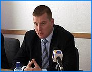 ></p><p class=c_tn>Стоимость жилья в г. Иваново уже превысила 30000 рублей за квадратный метр. На пресс- конференции заместитель главы города Константин Шаронов сообщил, что будут приняты меры к сдерживанию дальнейшего роста цен на жилье. О резком скачке цен на ивановские квартиры заместитель главы Иванова Константин Шаронов отзывается коротко. По его словам, это тенденция прослеживается во всех регионах ЦФО. Зато долго говорит об ипотеке, от доступности которой зависит рост цен на жилые квадратные метры. Размер ипотечного кредита с приходом нового мэра, по словам Константина Шаронова, вырос - сейчас это триста пятьдесят тысяч рублей, а ставка уменьшилась - до двенадцати процентов годовых. «Что касается вопроса, какая у нас ипотека. В городе она социальная. Она направлена на поддержку малообеспеченных граждан. Поэтому и процентные ставки пониже, и условия более мягкие», - заметил заместитель главы г. Иваново К. Шаронов.   </p><p class=c_tn>На счет застройки Иванова у чиновников мэрии радужные, новые планы. Чиновники еще раз напомнили, что в Бухарове вскоре введут роддом, стадион «Текстильщик» будет полностью реконструирован, а в Авдотьине наконец- то доведут до ума новый детский сад. В окрестностях микрорайона Суховка начнется возведение жилых домов. Кто их будет строить - ивановцы или москвичи решит аукцион, назначенный на конец марта. Его исход пока непредсказуем. У москвичей и ивановцев на ивановском строительном рынке, по мнению чиновников, почти равные шансы. «Любая компания, какая бы ни пришла на этот рынок и не выиграла бы эти аукционы, в любом случае привлечет в строительную отрасль нашего региона. Именно ивановские строители и будут, в любом случае, застраивать данный микрорайон», - прояснил ситуацию начальник управления по капитальному строительству г. Иваново Владимир Медведников. На реконструкцию кварталов с ветхим жильем город намерен потратить в этом году более ста миллионов рублей. На вопрос, будут ли снесены старые и пожароопасные дома на улицах Рабфаковской и Парижской Коммуны, чиновники ответили уклончиво. «Процесс идет, но есть юридические сложности». </p><p class=c_tn></p><p class=c_av>Мария Покровская</p>
	
		<div class=