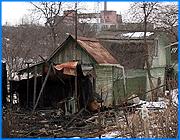 ></p><p class=c_tn>Двадцать два поджога с начала года. Такова пожарная статистика всего лишь одного садового товарищества. От пожара пострадал и соседний автосервис. Пострадавшие отмечают, что правоохранители не торопятся с расследованием. На пожарищах побывала наша съемочная группа. Анатолий Симонов с грустью говорит, что не придется ему больше попробовать шашлыка на своем участке. Двадцать семь лет строительных и хозяйственных забот сгорели в одночасье. Правда, крепкая постройка вынудила злоумышленников вернуться во второй раз. Сначала сожгли деревянный жилой верх. Затем вскрыли гараж и подожгли его изнутри. Страховка в десять с небольшим тысяч рублей дела не поправит, но Анатолий Васильевич побежденным себя не считает. </p><p class=c_tn>«Я буду бороться до того и пока или не восстановлю, или буду правды искать. Все равно правда найдется», - признался А. Симонов. Пока правда не торопится. Серия поджогов началась с пожара в автосервисе и члены садового товарищества сначала грешили на ремонтников - мол, они на нас зло срывают. Однако хозяин сервиса, Алексей Муратов, заверяет, что его пожар и сгоревшие садовые домики - звенья одной цепи. У него сгорели девять машин, в товариществе «Строитель» - двадцать два домика. Если дела объединить в одно, считает он, правоохранители изменят стиль работы. «Милиции соответственно оно тоже не нужно никому. Начинается бумажная волокита, отфутболивание одних к другим, третьих к четвертым. Приезжают: а че их искать по данным огородам», пояснил А. Муратов. У дачников тоже есть претензии к милиции. Все пересказывают диалог с участковым, который выяснял приметы поджигателя - несколько поджогов было совершено средь бела дня, одного из злоумышленников удалось разглядеть. «А вы бы его поймали. Ну, как я его поймаю, когда он как лось рванулся. И все. Вот какие он мне ответы», - описал разговор с участковым один из дачников А. Щеглов. Поджигатели, похоже, останавливаться не собираются. Вот следы солярки, которой облит один из домиков. Злоумышленника, очевидно, спугнули. Все, что хотят пострадавшие - чтобы злодеев нашли. Хотя даже предположений по поводу мотивов ни у кого нет: территория товарищества - это овраг, земля под строительство малопригодна. </p><p class=c_tn>Теперь дачники гадают, чей же домик сгорит следующим. «Мы хотим знать, кто нас хочет выгнать-то? Претензий к нам никаких нет. Пришел бы кто-то, обратился, что нам нужна ваша земля. Никто не обратился к нам», - недоуменно заметила председатель товарищества «Строитель» Людмила Рахматуллаева. Сейчас пострадавшие собираются активизировать переписку с властями и правоохранителями, чтоб те все-таки выяснили: кому выгодно нападать на организации с такими мирными именами. Товарищество называется «Строитель», автосервис – «Дружба». </p><p class=c_av>Сергей Хохлов</p>
	
		<div class=