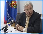 ></p><p class=c_tn>Это постановление главы города Александра Фомина было озвучено на сегодняшнем заседании штаба по благоустройству. Как выяснилось во время дискуссии, от участия в субботниках попытались отказаться сотрудники некоторых муниципальных предприятий. Однако их отказ руководством мэрии был воспринят крайне негативно. Традиционный весенний двухмесячник по наведению чистоты в Иванове заместитель главы города Извиль Салихов обозначил несколько витиевато «работа над вариантами чистоты». Он посетовал, что на заседание штаба, названное им «посиделками», не прибыл главный городской архитектор Александр Захаров. Не приехал и не отчитался, как идет ремонт фасадов на проспекте Ленина, улицах десятого августа и Красной Армии. Недоволен Извиль Фаляхович и попыткой некоторых МУПов уклониться от участия в трех весенних субботниках. «Где у нас электросеть, теплосеть. Всех их в одном предприятии - 300 человек, в другом подразделении - чуть больше 1000 человек. Пожалуйста, их всех обязательно учитывайте и конкретно по МУПам в списки работы, включая их и работающих сотрудников админитстрации города», - прокомментировал сложившуюся ситуацию заместитель главы г. Иваново И. Салихов. </p><p class=c_tn>Чиновники, как показал штаб, активно готовятся к многочисленным праздникам: церковным - апрельской Пасхе и светским - первому и девятому мая. Главное для них, чтобы праздничное Иваново было кристально чистым. Они сами целой полутысячной армией уже готовы браться за метлы и вилы и отправляться на субботники. За каждым управлением администрации закреплены определенные улицы. Некоторые, по словам Извиля Салихова, мусор уже начали убирать. Пионерами весеннего благоустройства оказались сотрудники жилищно- коммунальной сферы. Посадка цветов, правда, не в чиновничьих планах. Клумбы будут оформлять частные и муниципальные предприятия, причем на свои средства. Начальник управления благоустройства Александр Соловьев озвучил соответствующее постановление мэра. «Пункт номер 7 для муниципальных предприятий. Принять участие в конкурсе «Иваново в цвету» с привлечением сотрудников и средств предприятий. Также до второго апреля необходимо предоставить в управление благоустройства информацию о размерах тех цветочных клумб, которые вы будуете благоустраивать», - сообщил он. У мэрии в планах на эту весну - посадка зеленых насаждений и укладка литого асфальта. Извиль Салихов резюмировал, что все намеченное необходимо завершить как минимум до майских праздников. </p><p class=c_tn></p><p class=c_tn></p><p class=c_tn></p><p class=c_tn></p><p class=c_av>Мария Покровская</p>
	
		<div class=