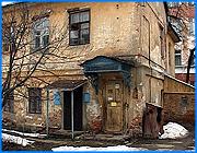 ></p><p class=c_tn>Помощь спасателей вполне может потребоваться членам ивановского регионального отделения общества спасения на водах. Дело в том, что здание, где находится организация, сильно обветшало. Общественники уже успели пережить наводнение, вызванное потоками воды из канализации и с верхнего этажа. Но и другим обитателям этого дома приходится несладко. Дом тридцать пять на улице Арсения построен задолго до революции. Известно только, что здесь была конюшня графа Шереметьева с помещением для слуг. Затем дом переоборудовали под муниципальные нужды. С прошлого лета находиться в здании ОСВОДа стало невыносимо. У входа постоянно скапливались зловонные лужи из канализационной трубы. Сначала её во всем винили работники ЖРЭУ, но причина оказалась серьезней. Сгнила несущая балка, а канализационный стояк осел вслед за домом. Теперь самим спасателям угрожают две опасности: обрушение потолка и провал пола. А профессиональный праздник для ОСВОДовцев превратился в экзамен по укрощению стихии. Затопили жители второго этажа. «Вода текла настолько интенсивно, что мы практически находились по колено в воде. Мы черпали ведрами воду, а вместо того, чтобы вручать грамоты и поздравления друг друга, мы черпали воду. Все коммунальные службы сказали, что ОСВОДу не привыкать - Одевайте жилеты, и вода вам по духу очень близка. И находитесь в жилетах», - сообщила председатель ивановского регионального отделения ОСВОД Елена Кокшарова. </p><p class=c_tn>На втором этаже люди, прописанные в этом доме практически не живут. Но помещение сдается. Квартиросъемщиков устраивает, что дом находится в центре. Правда, счастливым его не назовешь. Во многих местах потрескался потолок, а штукатурка отваливается, стоит постучать по стене. «Падет все само собой. Даже не надо делать каких-то напряжений. Толкания или еще что-то. Чуть дверь посильнее может хлопнуть, и штукатурка полетела вниз», - описал состояние дома квартиросъёмщик Cергей Шестаков. Только два дня назад на кухне малосемейки заменили пол. Дом не видел ремонта более полувека, за это время здание практически стало непригодным для проживания. «Даже телевизор боком стоит. Пол, то есть такой, покосился. Обои все отваливаются, нельзя приклеить постоянно. Воды горячей нет, только холодная», - заметила она. Сейчас в подвале меняют стояк, а в апреле жильцов и спасателей временно выселят, чтобы заменить несущую балку. Начальник местного ЖРЭУ говорит, что здание уже давно внесено в фонд ветхого жилья. Но квартир у города на переселение людей нет, поэтому коммунальщикам приходится заниматься ремонтом определенного под снос дома. </p><p class=c_av>Наталья Мозилова</p>
	
		<div class=