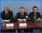></p><p class=c_tn>В г. Иваново по приглашению сенаторов Владимира Гусева и Юрия Смирнова с рабочим визитом сегодня находилась делегация чиновников из министерства транспорта и федерального дорожного агентства. Цель инспекции - знакомство с дорожной отраслью региона и возможная помощь в улучшении губернской инфраструктуры. Журналистов пригласили только на пресс-конференцию. Рабочая часть визита осталась за кадром. Известно только, что члены делегации встретились с руководителями автодорожной отрасли, поговорили о пассажирских перевозках и осмотрели аэропорт. На первый вопрос замминистра – как вы оцениваете состояние ивановских дорог, Евгений Москвичев ответил довольно неожиданно. Они у нас, оказывается, не самые плохие. То, что у чиновника хорошее настроение стало понятно чуть позже. Он похвалил областные власти и сенаторов за усердие, с которым те бьются над решением одной из вечных российских проблем, и сделал очередное оптимистичное заявление. «Министерство транспорта будет рассматривать вопрос об увеличении субсидий на федеральные дороги, на региональные дороги. Чтобы субъект Ивановской области развивался, потому что у него нет сегодня другой альтернативной связи с Москвой, другими регионами», - заявил  зам. министра транспорта РФ Евгений Москвичев.  </p><p class=c_tn>Первый зам. председателя Правительства области Олег Вавилов рассказал, что работа делегации началась с осмотра окружной ивановской дороги. Разговоры об ее ремонте идут давно, но с реальными работами все как-то не складывается. Надежда на министерство транспорта. «Здесь ясно все. Есть желание помочь нам. И желание не только дорожникам. Желание самого министерства. И я уверен, что ситуация по этой трассе исправится», - сообщил Олег Вавилов. Зам. министра высказался более осторожно. Ремонт окружной дороги включат в целевую федеральную программу, но после того, как появится проект реконструкции. И перевел разговор в более благодатное русло – рассказал о том, какими российские дороги станут в будущем. </p><p class=c_av>Андрей Кузьмичев</p>
	
		<div class=