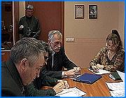 ></p><p class=c_tn>Деятельность ряда корпусов Ивановского архитектурно-строительного университета может быть приостановлена по иску управления Ростехнадзора. Решение было принято во время обсуждения проблем ВУЗа на заседании технического Совета. До конца апреля учебное заведение должно представить график выполнения предписаний надзорного органа. Сказка про белого бычка. Так журналисты, приглашенные на заседание, окрестили происходящее. Список приглашенных на ковер учреждений уже многократно повторялся. Претензии к ним все те же. Одним из самых упорных нарушителей технических и экологических требований остается ахрхитектурно-строительный университет. Архитекторы и строители упорствуют в своем нежелании исправлять ошибки. «До сегодняшнего дня, в общем-то, ничего не сделано, к сожалению. Все эти увещевания, которые были в октябре-месяце, остались пустым звуком», - сообщил начальник отдела по надзору за опасными производственными объектами Виталий Еремин.   </p><p class=c_tn>Ростехнадзор не ослабляет внимания к ВУЗу, так как нарушения, по мнению специалистов, представляют угрозу для здоровья и жизни людей. Главные претензии - к состоянию электрохозяйства и газовой котельной. Нет автоматических средств защиты, персонал не имеет допуска. В двух словах - все крайне запущено. «Меры принимались и административного характера и выписывались штрафы. Но терпение лопнуло, ситуация не исправляется. Решили дать последний шанс», - заявил зам. руководителя управления Ростехнадзора Александр Солонин. Последний шанс сформулировал довольно жестко. До тридцатого апреля руководство ВУЗа должно представить план исполнения предписаний Ростехнадзора, которые, кстати, занимают не одну страницу. Иначе надзорный орган через суд будет добиваться закрытия корпусов и общежитий архитектурно-строительного университета. </p><p class=c_tn></p><p class=c_av>Сергей Хохлов</p>
	
		<div class=