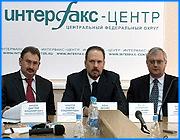 ></p><p class=c_tn>У нас есть что показать, во многом у нас есть преимущества перед другими регионами. Так оценил участие области в Международной выставке инвестиционных проектов «МИПИМ-2007» губернатор Михаил Мень. Сегодня он и еще пять участников делегации дали пресс-конференцию по итогам поездки в Канны, где проходила выставка. Других посмотреть и себя показать - в случае с каннской выставкой сложно сказать, что важнее. По словам Михаила Меня, Ивановской области есть что показать не только в сравнении с другими российскими регионами, но и перед лицом конкурентов из Европы. Губернии, считает он, очень нужен именно момент самопрезентации, ведь многие до сих пор удивляются, узнав, что Иваново находится в трех сотнях километров от Москвы, а не где-нибудь в тундре. «Очень важно, что мы начали продвигать наш бренд, нашу Ивановскую область на мировой уровень. Тем более, что у нас есть от чего оттолкнуться и просто нужно это все представить в современном виде, рассказать современным языком, в том числе переводя на европейские языки», - заметил М. Мень.</p><p class=c_tn>В области, похоже станет популярным итальянский язык. Не из-за песен, как когда-то, а из-за перспектив сотрудничества. Соответствующий документ подписан с муниципалитетом маленького города с медицинским названием Кома. Предполагается, что текстильщики, работающие в Коме, могут перевести часть своих производств из Китая в Ивановскую область. Намечаются и другие перспективы, особенно по тем проектам, которые презентовала губерния – «Московский квартал», гражданский аэропорт и промышленные площадки кинешемского автоагрегата. Единственным, но крупным препятствием перед инвестором стали обременения объектов. Вернее, их непрозрачность. Ведь для развития предприятий зачастую приходится кого-то расселять, строить инженерную и социальную инфраструктуру. Губернатор уже дал поручение составить методику расчета обременений. Общее впечатление участников выставки: взаимные смотрины ивановской области и потенциальных инвесторов прошли удачно. В России регионы живут очень по-разному, считает спикер областной думы Андрей Назаров, поэтому внимание сторон друг к другу вполне оправдано.  «Мы живем в России и прекрасно понимаем, что в идеале может быть и так. Через несколько десятков лет. А пока наша политика, наша экономика будет очень персонифицирована», - сообщил председатель областной Думы А. Назаров. Опыт участия в выставке показал: - дело это важное и нужное. Например, Краснодарский край считает прибыль от инвесторов миллиардами рублей. </p><p class=c_tn></p><p class=c_tn></p><p class=c_av>Сергей Хохлов</p>
	
		<div class=