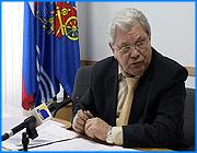 ></p><p class=c_tn>О планах по благоустройству г. Иваново сегодня рассказал на своей пресс-конференции заместитель главы города Извиль Салихов. Они если не революционные, то внушительные точно. Кроме традиционных мероприятий, планируется сразу несколько масштабных проектов. Планы благоустройства города у администрации в этом году геркулесовы. Только по ремонту дорог запланировано сразу несколько крупных мероприятий. Так, на проспекте Фридриха Энгельса проведут капитальный ремонт – с демонтажом трамвайных путей, заменой дорожного полотна, бордюрного камня и реконструкцией ливневой канализации. Работы начнутся уже в апреле. В планах ремонт проспекта Ленина и далее всех основных городских дорог. К ямочному ремонту дорожники приступили уже сегодня. Большую Воробьевскую начнут готовить к капитальному ремонту, который запланирован на следующий год. Кроме этого, городские власти наметили провести масштабное благоустройство тротуаров. «Упор очень большой в этом году будем делать на тротуары. Потому что к тротуарам не подходили лет пятнадцать. Так что участками где ремонтировалось, а так будем капитально ремонтировать», - сообщил заместитель главы города Извиль Салихов.</p><p class=c_tn>В планах мэрии также укладка тротуарной плитки на проспекте Ленина, в сквере площади Революции, на улицах Красной Армии и Десятого августа. Это, скорее всего, будет совместным проектом администрации и бизнеса. Из традиционных мероприятий - проведение двухмесячника по уборке города. Правда, Извиль Салихов признался: двухмесячник теперь не совсем точное название для этой акции. За чистотой в Иванове будут следить в течение всего года. На традиционные субботники (в них предполагается участие более двух тысяч работников муниципальных предприятий) обязательно пригласят и жителей. Продолжится работа по установке больших контейнеров в частном секторе и евро контейнеров во дворах. «По городу мы должны таких 100 штук установить, особенно в частном секторе. В больших домах они не годятся. И будем продолжать, заявлено около 200 штук евроконтейнеров, евроконтейнеры, они по городу пойдут обязательно», - пояснил И. Салихов. В мэрии приготовили еще несколько сюрпризов для ивановцев. Так, несколько изменится транспортная схема в центре г. Иваново и на части улиц будет только одностороннее движение. Все намеченные работы в администрации планируют проводить параллельно. Чтобы к концу года ивановцы смогли увидеть реальные результаты. </p><p class=c_tn></p><p class=c_tn></p><p class=c_tn></p><p class=c_av>Андрей Кузьмичев</p>
	
		<div class=