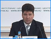 ></p><p class=c_tn>Закон вступил в силу с начала этого года, но уже сейчас создал столько проблем, что региональному правительству, похоже, хватит работы на ближайшие годы. Примерная схема реформы такова: полномочия по лесопользованию переданы с федерального на региональный уровень. Основной формой пользования становится аренда. Все участки продаются только с торгов. Комитет по лесному хозяйству вверху системы. Затем предприятие «Обллесхоз», которое только предстоит создать. Далее следуют примерно десять лесничеств, они придут на смену упраздненным двадцати двум лесхозам. Контроль над пользованием лесами отдадут государственным инспекторам; использование, охрану и восстановление ресурсов - арендаторам. Так все выглядит в теории. Что будет на практике - сказать трудно. Федеральный центр как всегда начал реформу с размахом и динамично, не отработав главного – мелочей. «Кроме этого, требуется разработка целого ряда нормативных документов - и на федеральном уровне, и на областном. Включая утверждение лесного плана и лесохозяйственных регламентов лесничеств», - добавила. председатель комитета Ивановской области по лесному хозяйству Людмила Королёва. Проблемы одни и те же по всей России. Одна из главных – сокращение числа рабочих рук. Тысяча восемьсот мест, которые предполагается сократить в Ивановской области, в региональном правительстве осторожно называют освобожденными, и обещают: сделаем все возможное, чтобы люди не остались на улице. Большую часть работников планируют устроить в ту же сферу, но уже реформированную. «Мы со своей стороны будем предпринимать максимальные меры. И предприятия создадим, и к арендаторам их будем устраивать. В том числе предприятие «Обллесхоз» создадим», - сообщил зам. председателя правительства области В. Григорьев. Еще целый ряд вопросов остается по взаимоотношениям власти и арендаторов. Между тем уже сейчас жители губернии беспокоятся: не закроют ли лес для населения, можно ли будет купить дров или древесины для строительства без торгов и еще много-много - как и почему? Областные власти, обещают, что ответы на эти вопросы будут даны в ближайшее время и без ущерба для лесов и населения. А уже в начале апреля тема будет вынесена на заседание правительства, как одна из важнейших. </p><p class=c_tn></p><p class=c_av>Андрей Кузьмичев</p>
	
		<div class=