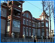 ></p><p class=c_tn>Жители дома № 12 по улице Победы областного центра согласно документам уже три года проживают на строительной площадке. Это выяснилось после того, как один из жильцов захотел застраховать свою квартиру. Как дом, числящийся по документам недостроенным, смогли принять на баланс муниципального унитарного предприятия жилищного хозяйства номер четыре, остается загадкой. Товарищество собственников жилья под названием «Мир» больше года находится в состоянии войны с областным УВД. Конфликт возник из-за того, что дом, возведенный коммерческой строительной компанией по заказу милиции для сотрудников УВД, сдали в эксплуатацию фактически недостроенным. А по некоторым документам здание до сих пор считается строительной площадкой. Поскольку застройщик не заключил договор постоянного электроснабжения, то в квартиры электричество поступает по временной схеме, как на стройплощадку. Высоковольтный провод во дворе дома провис, в нескольких местах строители его подвязали тряпочками. Кроме того, наружный газопровод, канализационные и водопроводные сети не переданы на баланс эксплуатирующих предприятий. Между тем, канализация за три года проживания в новострое пришла в негодность. «Случайно значит, услышали, что водичка в подвале журчит. Значит, спустились, а там вода, значит, развалилось в двух местах. Вот делали ее пол ночи», - сообщил один из жителей злополучного дома Алексей Сошников. </p><p class=c_tn>Кроме того, у дома нет снегозадерживающих устройств, снег падает в самых неожиданных местах. В прошлом году, глыба льда с кровли свалилась на новый автомобиль. А одна из коммунальных экспертиз показала, что при сильном ветре может сорвать кровлю. Материал для ее покрытия использовался ржавый, а металлочерепицу почему-то соединяли так, что шурупы торчат наружу. Но кроме бытовых неудобств у людей возникает много неудобств юридических. «Страховать нас ни одна страховая компания не хочет. Вот. И мы живем все время в таком экстремальном состоянии. Что случится завтра - мы не знаем. Крыша у нас протекает сверху до низу, вот. Естественно, люди не могут сделать ремонт до сих пор, люди не могут получить кредит, например, заложив квартиру», - прокомментировала ситуацию председатель ТСЖ «Мир» Татьяна Литаш. Больше года ТСЖ «Мир» судится. Сначала со строительной компанией, потом с УВД. И не скажешь, что безуспешно, но все стоит на месте. Суд переложил ответственность на УВД. В УВД стрелки перевели на муниципальной унитарное предприятие жилищного хозяйства номер четыре, на балансе которого здание находилось некоторое время. Цитата из ответа на жалобу жителей: «Сообщаем, что приведенные в акте передачи здания двенадцать по улице Победы от МУП ЖХ номер четыре к ТСЖ «Мир» недостатки образовались в период эксплуатации указанного дома эксплуатирующей организацией. И просим вас направлять претензии по выявленным недостаткам в МУПЖХ номер четыре». </p><p class=c_tn> </p><p class=c_tn></p><p class=c_av>Наталья Мозилова</p>
	
		<div class=