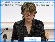 ></p><p class=c_tn>Такой вывод можно сделать из отчетной пресс-конференции Натальи Ковалевой, депутата Ивановской областной Думы, председателя комиссии по вопросам образования, Уполномоченного (комиссара) по правам ребенка. Количество обращений по поводу нарушений этих прав не снижается. Напротив, резко выросло число жалоб на насилие в отношении несовершеннолетних. Отчет о защите прав и свобод несовершеннолетних области за 2006 год уже направлены губернатору и председателю областной думы. Но там сухие цифры. Журналистам Наталья Ковалева иллюстрирует эти цифры разнообразными примерами. Иллюстрировать есть что - по-прежнему фиксируются массовые нарушения жилищных прав несовершеннолетних, процветают детский алкоголизм и наркомания. Органы опеки зачастую работают не на интересы опекаемых. Но самой главной проблемой Наталья Ковалева назвала насилие. Число обращений по этому поводу выросло в разы. Причем чаще всего дети встречаются с агрессией в семье. Не обязательно с физической. «Грубость по отношению к ребенку. Ребенок не получает должного питания, ребенок неопрятен, родители устраивают конфликты, пьют и так далее. Как бы оно вот не физическое, но это насилие тем не менее. И оно сегодня ставится на первый план», - сообщила Н. Ковалёва. Насилие такого рода учету не поддается, потому что пока ответственности за него нет. Но в судах и без этого за прошлый год рассмотрено почти 250 уголовных дел по фактам насилия в отношении несовершеннолетних. При этом только в судмедэкспертизе приведены восемьсот восемьдесят обследований по заявлениям подобного рода. Уполномоченного поражают не факты насилия, а отношение к ним взрослых. В одном из случаев Наталье Львовне пришлось сражаться со школой и прокуратурой, чтобы защитить права девятиклассницы, изнасилованной однокашниками. В школе сочли, что защиты она не заслуживает, в прокуратуре дело назвали бесперспективным. Таких историй - множество. Истоки всех проблем с правами ребенка очевидны даже для самих детей. «Почему не созданы условия для того, чтобы наши родители могли получать достойную зарплату. Дети об этом пишут. И чтобы мама не работала на 3-х работах, чтобы обеспечить необходимый уровень», - с горечью заметила Н. Ковалёва. На вопрос журналистов - а куда же смотрит гарант конституции, ответ был такой - пока он занимается повышением рождаемости. Что будут делать с правами детей, появившихся после таких занятий, видимо, станет проблемой следующих гарантов. </p><p class=c_av>Сергей Хохлов</p>
	
		<div class=