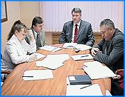 ></p><p class=c_tn>Причина - грубые нарушения эксплуатации производственного объекта. Об этом рассказали сегодня члены технического совета при областном ростехнадзоре. По их словам, если нарушения не будут устранены Гаврилов Посад может оказаться на грани экологической катастрофы. Инженер - механик гаврилово- посадского молокозавода Александр Карасев даже не пытается оправдываться за технические нарушения, обнаруженные на предприятии. Завод работает незаконно. У владельца завода, которого уже давно ждут в областном ростехнадзоре, нет даже документов на эксплуатацию объекта. Вопросом «приостанавливать» или не «приостанавливать» деятельность завода члены технического совета, похоже не задаются. Факты говорят сами за себя. «У предприятия нет лицензии на эксплуатацию взрывоопасного производственного объекта. Предприятие не зарегистрировало свои технические устройства и оборудование в государственном реестре. Это как автомобиль незарегистрированный ездит по дороге», - метафорично заметил начальник отдела по надзору за опасными производственными объектами областного Ростехнадзора Виталий Еремин. </p><p class=c_tn>Члены техсовета рисуют заводскому инженеру-механику ужасные картины будущего. По их словам, если на предприятии, где есть аммиачная холодильная установка и нет антиаммиачной сигнализации, разольется аммиак, Гаврилов-Посад окажется на грани экологической катастрофы. Если заводчанин случайно попадет в холодильник предприятия, то, по замечанию членов совета, он там замерзнет. Холодильная установка завода не снабжена спецсигнализацией. Инженер оправдывается, что, дескать на заводе знают об этих проблемах. Но решить полностью не могут. У владельца денег нет. «Директор много денег вложил в этот завод. Сейчас он в материально трудном положении. Он сейчас находится в Москве со своим компаньоном - добывают деньги», - откровенно признался инженер-механик ООО «Посад» Александр Карасев. </p><p class=c_tn>Проблемы у молокозавода, как оказалось, возникли не вчера. Областной ростехнадзор проверял его более полугода назад. Очередная мартовская инспекция показала: нарушения даже и не собирались устранять. «Согласен сиюминутно все сделать нельзя. Согласен, но ради бога... Под мероприятия, под меры, обеспечивающие безопасную эксплуатацию на этот период. Мы всегда пойдем на встречу. Мы пойдем на встречу тем, кто к нам стучится», - заметил заместитель руководителя Ростехнадзора по Ивановской области Александр Солонин. Материалы проверок завода члены технического совета собираются направить в прокуратуру. Они предполагают, что в отношении руководства предприятия может быть заведено уголовное дело, а деятельность молокозавода будет приостановлена. </p><p class=c_av>Мария Покровская</p>
	
		<div class=