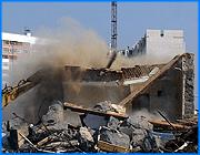 ></p><p class=c_tn>Такую оценку дают городские власти муниципальной программе по реконструкции застроенных кварталов. Она позволит не только переселить ивановцев из ветхого жилья, но и пополнить казну областного центра. Пилотной площадкой для реализации программы стало местечко Авдотьино. Разрушение ради созидания. Именно по такому принципу строиться новая муниципальная программа. Подобной ей, отмечаю чиновники, пока нет в соседних областях. Техника сносит три частных дома под чистую. Здания были выкуплены у владельцев и оформлены в городскую собственность. По словам чиновников, люди получили компенсацию, на которую смогли приобрести себе другое жилье. Предполагается, что подготовленный участок будет выставлен на аукцион. Победитель получит право аренды этой земли под жилую застройку. При этом город, по словам Александра Фомина, сможет претендовать на часть квартир в новостройках. Еще один вариант - решение за счет инвестора инфраструктурных проблем Авдотьино. «Эта программа не берет деньги из бюджета, как такового. На эту программу деньги взяты с предыдущих аукционов выделения земельных участков. Дальше эти деньги работают на экономику города, на его застройку, принося в свою очередь после реализации с аукциона новые деньги. Мы никого здесь не обидели. Как видите, здесь нет Бутово, ничего. Мы выполнили все разумные требования тех, кто жил в этих домах. Ну, а сегодня на этом участке планируется построить 25 000 кв/м. нового современного жилья», - сообщил глава г. Иваново А. Фомин. Посетила делегация и стройплощадку на улице Собинова. Здесь возводится стоквартирный дом для очередников. В октябре прошлого года старт работам дали губернатор Михаил Мень и мэр Александр Фомин. Сегодня над землей возвышаются три этажа. «Работы идут с большими оперативными темпами. Решение вопроса - на сегодняшний день планируется по календарному графику общестроительные работы закончить уже к декабрю 2007 года. И к июлю 2008 вместе с благоустройством сдать данный дом в эксплуатацию», - дал комментарии темпам строительства зам.главы города г. Иваново К. Шаронов. Последним пунктом экскурсии по стройплощадкам стал микрорайон Московский. И тут чиновники отметили хорошие темпы работы. Особое внимание журналистов Александр Фомин обратил на то, что здесь моют колеса выезжающим с площадки машинам. Такое, посетовал мэр, пока в Иванове больше нигде не практикуется. </p><p class=c_av>Олеся Чирко</p>
	
		<div class=