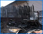 ></p><p class=c_tn>Последним по времени был подожжен домик Александра Щеглова, который первым обратился в нашу редакцию две недели назад и рассказал о ситуации. Нынешний пожар - уже двадцать третий за полгода. Между тем сотрудники соседнего автосервиса, задержанные по подозрению в поджогах, заявляют, что дали признательные показания под давлением. Валентина Щеглова и ее сын Александр после пожара пытаются привести участок в порядок. Больше всего им жалко не постройки, а скотину. В сарае сгорели четыре козы, а вместе с садовым домиком - кошка и котенок. Оценка моральных качеств поджигателей здесь однозначная. Традиционно дачники грешат на соседний автосервис. Но там заявляют, что никакого интереса дачные площади для автодела не представляют. Более того, говорит директор автосервиса Сергей Кузнецов, его подчиненные стали невинной жертвой расследования поджогов, которое развернулось в полную силу после вмешательства прессы. «После вашей первой съемки у нас тут же в этот же день приехали милиционеры. Вот они стоят. Забрали двух мальчиков 18-летних. Отвезли их в Ленинский РОВД. Их там двое суток били: подпишите явку с повинной. Что вы это жгли», - прокомментировал действия правоохранительных органов С. Кузнецов. «Ну как я скажу, что я поджигал, если я не поджигал. Ну, подзатрещину, книжкой по башке. Там по почкам. Мы подписывали. А у меня язва желудка. Там не кормили, пить не давали», - описал методы милиционеров сотрудник автосервиса Вячеслав Бобков. По словам Сергея Кузнецова, такое происходило дважды, потому что задержанные стали отказываться от показаний. А визиты в автосервис милиционеры наносят регулярно, приехали и в пятницу, причем вместе с пожарными. Официальная версия - совместная плановая проверка противопожарной безопасности. </p><p class=c_tn>«Выявлен ряд грубых нарушений в области правил и норм пожарной безопасности. Будет оставлен акт мероприятий по контролю и протокол в области административного правонарушения», - заявил инспектор пожарного надзора г. Иванова Андрей Федоров.</p><p class=c_tn>Сотрудники автосервиса с горькой иронией говорят, что проверка крайне своевременная - через три месяца после опустошительного пожара, в котором сгорели несколько иномарок. Версий мотивов у пострадавших сторон много. Но наиболее близким к истине кажется одно из дачных предположений - овраг, в котором расположено товарищество понадобился одной из строительных компаний под свалку. Но поддаваться ни автомастера, ни дачники не собираются. </p><p class=c_tn>Александр Щеглов «Мы землю не кинем. Мы за эту землю, можно сказать, будем стоять. Потому что здесь наши отцы/матери были и дети и племянники. И мы будем ходить сюда. Пускай у нас домушек не будет. Мы будем на землю эту ходить и здесь отдыхать будем», - со всей решительностью признался Александр Щеглов.</p><p class=c_tn>И в качестве добавления к теме о пожарах: Сегодня днем загорелся частный дом на улице 6-й Минеевской в Иванове. Очевидцы рассказывают, что пожар начался внезапно, огонь сразу охватил всю площадь деревянного строения. «Мы сидели на школьном дворе 11 школы. Смотрим - черное облако дыма. Пришли, чтобы посмотреть. Все уже очень сильно полыхается», - сообщил один из очевидцев Артур Сергеев. Дом сгорел полностью. Жертв нет. От огня частично пострадали два гаража, расположенные неподалеку. Причина возгорания устанавливается. Однако по предположениям жильцов соседних домов, пожар в доме, вероятно, чей-то злой умысел. В деревянной постройке, отключенной от газа и электричества, уже несколько лет никто не жил. Ее владельцы, как утверждают соседи, хотели возвести на этом месте новый дом. «Дом ломали. То есть стену заднюю уже снесли несущую. По крайней мере хозяева были минут за 20 до того, как начало гореть», - заметила жительница соседнего дома Н. Кузнецова.</p><p class=c_tn></p><p class=c_tn></p><p class=c_tn></p><p class=c_tn></p><p class=c_av>Сергей Хохлов</p>
	
		<div class=