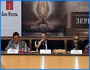 ></p><p class=c_tn>Европейский уровень обещают организаторы гостям и участникам кинофестиваля «Зеркало», который должен пройти в начале июля в трех городах Ивановской области. Самое главное в мероприятии то, что память великого Андрея Тарковского - а именно его 75-летию посвящен фестиваль - будут чтить на его родине. В Москве прошла пресс-конференция, на которой журналисты смогли узнать о том, что будет представлять из себя невиданное доселе действо. Тщательно выстроенные кадры, неожиданные панорамы, философская проблематика - характерные черты всех фильмов Тарковского. Как следствие - призы фестивалей в Венеции, Сан-Франциско, Карловых Варах, в Каннах и так далее. В своем отечестве чести гению оказывается много меньше, чем за морями. Центральные каналы сейчас транслируют фильмы Тарковского гораздо реже, чем, например, Квентина Тарантино. Как раз это и есть главное зерно фестиваля «Зеркало» - говорят его организаторы, что память великого мастера будут чтить на его малой Родине. Фестивальные дни пройдут в Иванове, Плесе и Юрьевце. Некоторая удаленность от столицы лишит мероприятие ненужных черт - пафоса и тусовочности. Во главу угла будет поставлено кино. «Я вообще люблю провинцию. Мне кажется, там рождаются какие-то новые свежие идеи и претворяются в жизнь. Там живут замечательные люди, простые, нежные и душевные», - президент данного фестиваля Инна Чурикова. </p><p class=c_tn>Идея проведения фестиваля получила поддержку в администрации президента и государственной думе. В качестве живого свидетельства этой поддержки на пресс-конференции присутствовал Иосиф Кобзон, председатель думского комитета по культуре. Он кстати, предупредил организаторов, что благая цель может натолкнуться на препоны. «1-й фестиваль, Мизалсаныч, он может быть сопряжен с какими-то сложностями, трудностями, но нужно все сделать чтоб он привлек внимание к Тарковскому», - заметил И. Кобзон. Губернские власти полагают, что мероприятие привлечет внимание ко всей Ивановской области, в том числе и в экономическом смысле. Сестра режиссера, Марина Тарковская, уверена, по крайней мере, в микроэкономическом эффекте фестиваля. «В Завражье, кстати, в музей, приезжают люди и местные старушки, которые на ночь пускают приезжих, они очень рады, что они получают какой-то очень маленький доход от того, что там ночуют туристы и посетители музея Флоренского и Тарковского, - пояснила Марина Тарковская. Все участники пресс-конференции единодушно считают, что фестиваль станет настоящим праздником интеллектуального кино, на котором не будет места однодневным поделкам. </p><p class=c_av>Сергей Хохлов</p>
	
		<div class=