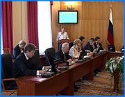 ></p><p class=c_tn>Решить судьбу ивановских лесов и почти двух тысяч человек, занятых в лесном хозяйстве губернии пытались сегодня на заседании областного правительства. Главное требование закона - ликвидировать лесхозы в их нынешнем виде. Фактическими хозяевами лесов должны стать арендаторы, которым вменят в обязанность следить за сохранностью и воспроизводством вверенных участков. Наибольшую тревогу нововведения вызвали у глав районов. Выкосят наши леса, и будут снова править бал люди, нечистые на руку - вот главная тревога глав муниципальных образований, в которых лесное хозяйство развито больше, чем у других. Пока черные лесорубы таятся и иногда, их даже удается привлечь к ответственности. Теперь выиграет такой арендатор аукцион и будет безобразничать средь бела дня. Лесной кодекс, по мнению глав, документ со множеством лазеек для таких предпринимателей и глухая стена для контролирующих органов. К тому же неясно, что делать с людьми, которые потеряют работу после расформирования лесхозов. «Массовые сокращения занятости неизбежно послужат причиной роста нищеты населения. И роста количество незаконных порубок как основного заработка в новых условиях», - подвёл удручающую перспективу глава Пестяковского района Анатолий Белоцветов.</p><p class=c_tn>По мнению глав районов, неясным остается вопрос, как населению получать разрешение для своих хозяйственных нужд. В конце концов - чьи будут в лесу грибы и ягоды, которые в сезон хорошо подкармливают предприимчивых пенсионеров. Члены правительства и депутаты областной думы в ответ обещают вникнуть во все тонкости, которые кодекс привнесет в лесную жизнь и постараются не наломать дров. Глава субъекта высказался в том смысле, что федеральный закон не оставляет выбора. «Нравится нам или не нравится, мы должны его принимать и действовать в рамках существующего законодательства. Федеральный закон дает нам такие правила игры. Наша задача - не рассуждать на эту тему, а действовать», - заметил губернатор Ивановской области Михаил Мень. А по поводу занятости высвобождаемых лесных работников между собой главы муниципальных образований говорили: у нас эта проблема решается очень просто - Москва, вахтовый метод.</p><p class=c_tn></p><p class=c_av>Сергей Хохлов</p>
	
		<div class=