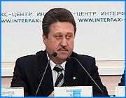 ></p><p class=c_tn>Финансировать расширение и ремонт дороги предположительно будет федеральное министерство транспорта. Об этом рассказал первый заместитель губернатора, руководителя комплекса строительства и ЖКХ Олег Вавилов на своей пресс- конференции. На встрече с журналистами он посетовал, что средств на ремонт региональных дорог катастрофически не хватает. Состояние региональных дорог Олег Вавилов оценил одной фразой: «недоремонт», который приближается к критическому значению, а причину создавшейся ситуации двумя словами - нехватка средств. На дорожный «недоремонт» региональная казна выделяет около восемьсот миллионов рублей ежегодно. Нужно в два раза больше. Олег Вавилов намекнул журналистам, что дорожный «недоремонт» спровоцировали действия прошлой областной администрации. «В среднем ежегодно должны ремонтироваться около 400 км. автодорог общего пользования, а у нас за последние пять лет ремонтировалось по 56 километров», - пояснил О. Вавилов. </p><p class=c_tn>Нынешнее правительство, судя по информации, которая была озвучена на пресс-конференции, отказалось от некоторых намерений прошлого регионального руководства. Областные чиновники, например, не планируют строить асфальтовый завод, зато собираются сделать хороший подъезд к ивановскому аэропорту и отремонтировать дороги в направлениях Ковров - Шуя - Кинешма и Южа-Мугреевское. Ремонт региональных трасс будут производить отнюдь не с московским размахом. «Главная задача комитета на сегодняшний день в поисках путей снижения стоимости ремонта. Одним из них мы видим возвращение на наши дороги поверхностной обработки с применением высоко прочного щебня», - сообщил зам. председателя областного комитета по дорожному хозяйству Евгений Шестопалов. Олег Вавилов на пресс- конференции оптимистично заявил, что отрезок федеральной трассы от Иванова до Владимира будет наконец- то отремонтирован, дорога станет четырехполосной. Правда произойдет это года через три. Журналисты заметили, что региональные планы не сходятся с федеральными. Федералы обещали радикально решить российский дорожный вопрос в ближайшие два года. Из крайне витиеватого ответа Олега Вавилова стало ясно одно: с проблемой дураков в России уже справились, а дорожный вопрос еще не решили, но есть позитивная тенденция. «Вот этот курс с решениями, постановлениями, как раз он будет направлен, по крайней мере, есть первые теплые направления, по которым можно сказать с уверенностью, что Россия встанет на путь, когда и последней проблемы этой будет меньше», - не без иронии заметил О. Вавилов. Олег Вавилов резюмировал , что если верить высказываниям представителей Минтранса, дороги в области не самые плохие. И это региональных чиновников, видимо, радует. </p><p class=c_tn></p><p class=c_tn></p><p class=c_tn></p><p class=c_av>Мария Покровская</p>
	
		<div class=