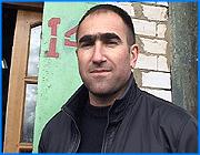 ></p><p class=c_tn>Сегодня сотрудники этой структуры провели рейд. Основная цель - проверить, как соблюдаются новые требования миграционного законодательства. С 1 апреля иностранные граждане не имеют права заниматься розничной торговлей. Первый инспекционный удар пришелся на оптовый рынок на улице Сарментовой. Визит сотрудников миграционной службы большинство торговцев не смутил. Они приветливо улыбались и доставали документы. Мы - граждане России, утверждали люди. Были выявлены и поданные других стран. Они уверяли, что работают грузчиками. Доказать обратное сложно, говорят сотрудники миграционной службы. Весомой уликой могли бы стать результаты контрольной закупки, а также видео и фотосъемка. Сегодня к таким шпионским методам блюстители закона прибегать не стали. Телекамеры, уверены сотрудники УФМС, вскрыли бы их умысел. Такое положение вещей явно порадовало иностранцев. Не пойман - не продавец. На рынке между тем сетуют, что изменения в законодательстве негативно влияют на бизнес. Алибек Раджабов из Дагестана не помнит, чтобы его товар когда-то залеживался. На этот раз он безуспешно пытается продать привезенный с родины редис. И дело не в цене. Раньше торговля была налажена сразу в нескольких точках, теперь работать некому. «Работали вот эти люди, мигранты работали, эти приезжие. Брали, продавали люди. И душа была спокойный, что привезешь товар, сдашь на месте, получишь свои расходы и поедешь обратно домой. Теперь некому. Пусть стоит россиянин. Пусть стоит. А где их взять. Он же на дешевую работу не идет, правильно?», - откровенно описал свои трудности А. Раджабов. </p><p class=c_tn>Вторым объектом проверки стал рынок на Станционной. Здесь ситуация повторилась. Проверяемые оказывались либо россиянами, либо говорили, что просто гуляют между торговыми рядами. Слух об облаве, видимо, быстро разнесся по рынку. За прилавками, где обычно можно было видеть иностранцев, чудесным образом оказывались типичные жители центральной России. «Территория рынков довольно объемная. Поэтому есть сложности в организации проверок. То есть надо либо привлекать значительные силы милиции, либо проводить такие внезапные точечные проверки, которые потом, я думаю, все равно профилактическое воздействие они иметь будут», - дал некоторые комментарии начальник отдела трудовой миграции областного управления ФМС Михаил Павлов. Скрываться есть от чего - за нарушение закон предусматривает солидные штрафы. Продавцу-иностранцу придется заплатить до 5 000 рублей, столько же его работодателю. Но это при условии, если это физическое лицо. Лицу юридическому иностранец обойдется в среднем в 500 000 рублей.</p><p class=c_tn></p><p class=c_tn></p><p class=c_tn></p><p class=c_tn></p><p class=c_av>Олеся Чирко</p>
	
		<div class=