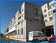 ></p><p class=c_tn>Сроки открытия кохомской больницы, работа которой приостановлена из-за отсутствия лицензии, пока неизвестны. Об этом сообщил глава г. Кохма Вячеслав Кашин. Лицензионная комиссия, уже получившая от руководства больницы пакет необходимых документов, вынесет окончательное решение завтра. Пока же кохомчанам предложено обращаться в третью ивановскую поликлинику. Однако, как выяснила наша съемочная группа, это не сняло проблему ни для жителей Кохмы, ни для кохомского медперсонала. Кохомчанину Алексею Шибаеву пришлось изучить месторасположение многих ивановских лечебных учреждений. Ему не повезло. Когда закрылась кохомская больница, он как раз устраивался на новую работу. Потребовались справки от врачей, анализы и прививки. Понадеялся на третью ивановскую поликлинику, куда должны идти «недолеченные» кохомчане. Но надежды оправдались лишь частично. Врачебный комплект здесь оказался неполным. «Приходится по всем врачам бегать, по всему Иванову. Флюорографию на Крутицкой проходить, психиатра - на Окулова, к дерматологу в 11 поликлинику ехать», - посетовал Алексей Шибаев. </p><p class=c_tn>Кохомский медперсонал разделился на тех, кто получит зарплату за тот период, пока больница стоит - это врачи скорой и специалисты, работающие сейчас совместно с ивановскими коллегами, - и на тех, кто останется без нее. Последних, как выяснилось, больше. До последнего времени медики, оставшиеся без работы, находились в вынужденном отпуске. Но 11 апреля, по указанию главного врача, дружно вышли на работу. Делятся друг с другом последними слухами. Кажется, есть вероятность, что поликлиника получит лицензию. Но точной информацией никто пока не обладает. В больничных коридорах - лишь несколько кохомских льготников. Видимо, присели отдохнуть после хождений по ивановским лечебным учреждениям. Они всего лишь навсего хотят получить рецепты на льготные лекарства. После закрытия кохомской поликлиники это стало настоящей проблемой. «Приходим сюда, здесь обычно выписывают. В 3 больницу - там сказали, что должны там выписать рецепты льготные сегодня поехали мы туда. Там нам врач сказал: не подключен компьютер», - описал свои мытарства по ивановским больницам один из жителей г. Кохма Валентин Кузнецов. Руководство Кохмы причину отсутствия лицензии у городской больницы объясняет одним словосочетанием «элементы халатности». Чьей - не поясняют. Глава Кохмы Вячеслав Кашин говорит, что в этом разберется действующая сейчас комиссия. Пока очевидно одно - больничная сеть в Кохме оставляет желать лучшего. «Надо признать, что больничный комплекс, лечебный комплекс оставляет желать лучшего, запущен одним словом. Потому что находится в неприспособленном помещении в бывшем детском саду, бывшем профилактории», - сообщил глава г. Кохма Вячеслав Кашин. Кохомский мэр утверждает, что не смотря на запущенное состояние поликлиника готова пройти лицензирование. Какими результатами обернется эта процедура станет известно 12 апреля.</p><p class=c_av>Мария Покровская</p>
	
		<div class=
