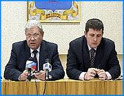 ></p><p class=c_tn>Глобальная генеральная уборка в Иванове намечается в эту субботу, 14 апреля. Метлы и грабли возьмет в руки и городское руководство. В четверг в ивановской мэрии по этому поводу был созван штаб. В этом году субботник грозит стать явлением особо массовым. На благо города готовы потрудиться около семи тысяч человек. Выйдут на улицы и работники муниципальных структур. Показывать пример ивановцам будет само городское руководство. Решительность в этом вопросе продемонстрировал сегодня заместитель главы города. «Если не можем мы заставить население не гадить, то будем убирать сами. Вот так вот», - решительно заявил 1-й заместитель главы г. Иваново Извиль Салихов. На массовый субботник выйдет 562 сотрудника мэрии. На заседании штаба решали, чем займется каждое структурное подразделение. Убирать мусор будут на набережной реки Уводь от Соковского моста до площади Пушкина. Работы планируются также на Кокуе, на улицах Лежневской, Громобоя, площади Ленина, проспекте Энгельса и Текстильщиков. К участию в уборке чиновники приглашают всех ивановцев. «Они могут просто выйти и принять совместное участие. Мы постараемся обеспечить всех инвентарем, мешками, то есть граблями, лопатами для проведения этого субботника. Так же и весь мусор, который будет собран жителями и участниками субботника администрации города будет вывозиться, будет вывезен сразу же по его завершении», - сообщил начальник Управления благоустройства г. Иваново Сергей Рощин. На субботнике будет и сам мэр. Как было заявлено, представителям аппарата главы города тоже предстоит поработать метлой и лопатой. Как заявил Извиль Салихов, это лишь первый этап масштабного наведения чистоты. В конце апреля будет очередной субботник. А перед днем города, в середине мая, завершающий. </p><p class=c_av>Елена Бедяева</p>
	
		<div class=