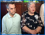 ></p><p class=c_tn>Еще одна супружеская пара в Иванове отметила бриллиантовую свадьбу - шестьдесят лет совместной жизни. Мария и Николай Ананьевы вместе с самого детства, сейчас ей - восемьдесят три, ему - восемьдесят пять. Любопытно, что на свадебные юбилеи у Ананьевых принято приглашать первых лиц города и области. Мария Даниловна Ананьева больше всего чтит семейные праздники, а особенно годовщины своей свадьбы. Активная жизненная позиция женской половины четы Ананьевых не оставляет равнодушным никого. На золотую свадьбу Мария Даниловна пригласила экс-губернатора ивановской области Владимира Тихонова, а пятьдесят пять лет совместной жизни отмечали в компании теперь уже бывшего мэра Иванова Валерия Троеглазова. В этот раз мечтали позвать самого Владимира Путина, но получилось чуть скромнее: пришли дети, представители регистрационной службы и руководство меланжевого комбината. Там после войны и до пенсии работал Николай Михайлович Ананьев. Начальником одного из отделов. Но в семье главной была жена. «Они очень разные по характеру, мама такая активная, очень активная - жизнелюб, а папа - спокойный, уравновешенный, как я себя помню, а мне тоже скоро 60, он никогда на меня даже голоса не повысил, не чтобы наказал, я даже в углу не разу не стоял», - признался старший сын супружеской четы Ананьевых Анатолий. </p><p class=c_tn>Бриллиантовая свадьба - прекрасный повод вспомнить, как всё начиналось. Мария Даниловна и Николай Михайлович знакомы с детства, рассказывают, что, когда были маленькие, часто дрались. О любви не могло быть и речи. И в армию Мария Даниловна провожала не своего будущего супруга. После войны первый возлюбленный и друг детства решили вместе навестить её на работе. Закончилось всё свадьбой. С другом детства. «А тот друг был побойчее, побогаче, и что мы втроём ходим, кто-то из нас лишний, выбор мне дали, ну я, конечно, выбора не сделала, ну тот ушёл, а этот остался, остался и до сих пор 60 лет в любви и согласии живём», - припомнила былое Мария Ананьева.  Сейчас у четы Ананьевых двое детей, двое внуков и столько же правнуков. Мария Даниловна, воспитанная в патриархальных традициях, считает, что с годами семейные узы должны становиться всё крепче. А укреплять их должны не поцелуи, - кстати, Мария Ананьева, совсем не любит целоваться, - а уважение и взаимопонимание. </p><p class=c_av>Ксения Доринова</p>
	
		<div class=