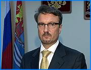 ></p><p class=c_tn>Цель - лично познакомиться с текстильной промышленностью области. Главным результатом стало подписание соглашения между министерством и правительством области о создании в регионе текстильного кластера. В «Текстиль Профи», откуда началась программа визита, Герман Греф прибыл в окружении итальянской делегации. Среди гостей - полномочный посол Италии в России Виторрио Клаудио Сурдо. Для начала делегации показали выставочные площади, а затем экскурсия продолжилась в торговых рядах. Министр охотно рассматривал постельное белье, интересовался, сколько стоит и каково качество. Китайские полотенца на одной из витрин министра явно не порадовали. Особое внимание федеральный чиновник уделил и продукции оборонной направленности. Как выяснилось, Греф изучал статистику и хорошо знаком с положением текстильной промышленности в области. Поэтому соответственно подошел к оценке качества продукции. «Конечно, на таком изношенном оборудовании, морально и физически устаревшем оборудовании нельзя производить совершенную, соответствующую мировым стандартам продукцию. Но тем не менее то, что делают ряд ваших предприятий - это вызывает уважение к ним», - сообщил министр экономического развития и торговли РФ Герман Греф.</p><p class=c_tn>После экскурсии делегация отправилась в здание областного правительства. На совещании Герману Грефу были представлены руководители местных текстильных предприятий. Министра удивило, что их в области всего несколько человек. По словам главы Минэкономразвития, со следующего года текстильщики смогут вздохнуть свободнее. В федеральном бюджете предусмотрены триста миллионов рублей на субсидирование процентных ставок. Губернатор Михаил Мень в свою очередь отметил, что эта новость текстильщиков по-настоящему вдохновила. «У них появился блеск в глазах. Они очень рассчитывают на то, что будет определённая федеральная поддержка. И сама по себе поддержка - выделение вот этих 300 млн. рублей, которыми они могут пользоваться для компенсации процентных ставок. Это серьезный прорыв и по закупке технологического оборудования. Это действительно, нам очень серьезно поможет», - заметил М. Мень. Итогом совещания стало подписание соглашения о создании в регионе текстильного кластера. На разработку его стратегии будет потрачено 45 миллионов рублей. Расходы 50/50 разделят федеральный и областной бюджеты. Планируется, что конкурс среди разработчиков будет объявлен уже на следующей неделе. А сам документ в конце года представят в правительство России. Чтобы закрепить дружеские и партнерские отношения Михаил Мень вручил Герману Грефу икону работы палехских мастеров. «Качество очень серьезное, очень высокое. Вот отмечено соответствующим сертификатом. Мы боремся с подделками», - подтвердил качество подарка М. Мень. Греф мастерство художников оценил. И даже предложил открыть в губернии дизайн-центр.</p><p class=c_av>Олеся Чирко</p>
	
		<div class=
