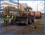 ></p><p class=c_tn>В минувшую субботу в Иванове прошел массовый субботник. Очистить улицы, скверы и парки города от мусора вышли сотрудники мэрии, муниципальных предприятий и рядовые ивановцы. Традиционно наибольшую активность проявило старшее поколение. Грабли, метла и хорошее настроение. Сегодня на улицы Иванова вышли тысячи человек. Одних только сотрудников мэрии и муниципальных предприятий насчитывается более 5 000. Основные силы чиновников сосредоточились на центральных улицах, в парках и скверах города. Набережная Уводи стала эпицентром коммунального рвения. Несколько сотен сотрудников мэрии с восьми утра гребли, мели и в ручную собирали мусор. Мэр Александр Фомин и его зам. Извиль Салихов были замечены у самой кромки воды. Они жестоко расправлялись с пакетами, пластиковыми стаканами и бутылками. «Вообще-то здесь чистили в прошлом году не только весной, но и осенью. Мы делали месячник осенью. И все здесь чистили. За зиму столько набросано. Мне бы хотелось обратиться к нашим старшим ивановцам. Вы посмотрите на своих детей. Я понимаю, что вряд ли люди, которым 40-50, сидят здесь, сосут пиво и выбрасывают бутылки в воду. Это делают наши дети», - заявил глава г. Иваново Александр Фомин. Руководство мэрии сообщило, что на субботник вышли все их подчиненные, за исключением тех, кто болеет или находится в отпуске. Копаться в мусоре - не зазорно, говорят чиновники. Главное - показать пример, и пусть лентяям станет стыдно. «Может, действительно, присоединятся они к нам. И в своих дворах будут убирать, и у своих частных домов. А то мы идем по частному сектору. Около ихних ворот подбираем. Это не очень-то серьезно. Поэтому патриотизм любого горожанина должен быть за свой город. Он там живет же», - заметил заместитель главы г. Иваново Извиль Салихов.</p><p class=c_tn>Ул. Куконковых, 86 - здесь по общему согласию на субботник вышли около 30 человек. По словам жителей дома, каждую весну они привыкли дружно расправляться с мусором. Правда, председатель местного ТСЖ сетует, что молодежь брать в руки грабли не спешит. «В основном пожилые люди, молодежь особо не хочет так заниматься этим делом. У них дела свои, все некогда. Ну, а мы хотим, чтобы наш дом, пока мы живы, был в чистоте и в порядке», - пояснила председатель ТСЖ «Южный» Лилия Долотова. В мэрии подсчитали, что в этот день со скверов и улиц города было вывезено более трехсот кубометров мусора. Очередной массированный удар по городской грязи будет нанесен уже в ближайшую субботу. </p><p class=c_av>Олеся Чирко</p>
	
		<div class=