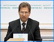 ></p><p class=c_tn>Мне нельзя не быть оптимистом - так начальник областного департамента сельского хозяйства Иван Митин прокомментировал перспективы роста финансирования программы «Социальное развитие села». При благоприятном раскладе сумма увеличится на 15 млн. рублей. Исполнению программы главный аграрий области посвятил пресс-конференцию. Селян опыляют перекрестно: из федерального, областного, а порой из муниципальных бюджетов. Причем московская доля достаточно велика - 20-30 %. Но денег, как и везде, не хватает. В поле зрения постоянно держат только газ, воду и жилищное строительство. На сельские медицину и образование денег не хватает. Возможно поэтому главный результат реализации социальной программы - уменьшение оттока сельских жителей - весьма скромен. «Сегодня темпы несколько снижены оттока, но это связано не с тем, что жизнь стала лучше, а наверное просто многие ушли. Уходить стало меньше. Я бы так сказал: уже некому уходить-то», - не без оттенка чёрного юмора заявил начальник областного департамента сельского хозяйства Иван Митин. Затем, похоже, Иван Алексеевич осознал, что высказался несколько не в русле всеобщего оптимизма и все-таки нашел положительные демографические тенденции на примере Вичугского района. «Те люди, которые регулярно уезжали в Московскую область на заработки, они, в общем-то, задумались и стали оставаться и сегодня как бы пробуют найти рабочие места здесь у нас в области в том районе, где есть», - заметил И. Митин. Журналисты предложили свой вариант выхода из сельского демографического кризиса - поощрять мигрантов из ближнего зарубежья. Тем более они уже зарекомендовали себя с лучшей стороны, по крайней мере, на руководящих постах. «Среди руководителей сельхоз предприятий сегодня очень много лиц нерусской национальности. Но, как правило, они работают лучше, чем наши», - сообщил И. Митин. Главный областной аграрий выразил надежду, что финансирование социальной программы на селе увеличится и добавил, что не оптимистом ему быть просто нельзя. Однако то, что сейчас происходит на федеральном уровне, может стать причиной для пессимизма - впервые за многие годы бюджет недобирает доходную часть, что уже стало причиной урезания части расходных статей. </p><p class=c_av>Сергей Хохлов</p>
	
		<div class=