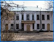 ></p><p class=c_tn>Уже больше года руководство пятой детской больницы города Иваново судится с фирмой, которая делала ремонт в учреждении. Дело в том, что через несколько месяцев после завершения работ крыша потекла, и до сих пор больничное начальство не могло добиться, чтобы подрядчик устранил открывшиеся дефекты. </p><p class=c_tn>В детской больнице № 5 долго не могли заняться ремонтом - не было средств. Когда в 2005 г. деньги появились, объявили конкурс. Его выиграло предприятие «УПТК Ивпромстрой» - оно предложило наименьшую цену. Ремонт сделали, но прошло несколько месяцев, и с потолка стала капать вода. Сейчас стены больницы покрыты пятнами и плесенью, краска потрескалась. Кроме замены кровли, «Ивпромстрой» производил внутренние работы, и качество их тоже оставляет желать лучшего. По договору, подрядчик брал на себя обязательства устранять все дефекты, которые могли обнаружиться в период гарантийного срока - 2 лет. «Первый раз они к нам не появились, на второй раз - по второму письму они пришли, обследовали эти промочки, да, согласились, что действительно они есть, составили акт, но о причинах промочек, конечно, разговоров не было. Акт... Просто зафиксировали они промочки и все. Больше мы с ними не встречались и не работали, только по переписке», - говорит заместитель главного врача по хозяйственной части Ирина Кочеткова.</p><p class=c_tn>Не выдержав, руководство учреждения подало в суд на «Ивпромстрой». В больнице рассказывают, что с начала слушаний представители подрядчика перестали отзываться на телефонные звонки. Кстати, на последнее заседание суда ответчик не явился. Главный врач больницы возмущен.</p><p class=c_tn>«Это особый объект, объект социальный, объект детский, в котором лечатся дети с неврологическими патологиями. И в связи с тем, что промочки создали условия для разрастания грибка и других инфекций, которые находятся на стенах. И этот грибком могут заболеть не только дети, но и сотрудники», - рассказывает главный врач детской больницы Станислав Волков.</p><p class=c_tn>В здании на постоянном лечении находятся десятки детей. Летом сюда переводят маленьких пациентов из НИИ материнства и детства. Главный врач боится, если нагрянет проверка из Роспотребнадзора больницу могут закрыть. Представители «Ивпромстрой» до решения суда отказались как либо комментировать ситуацию. </p><p class=c_av>Наталья Мозилова</p>
	
		<div class=