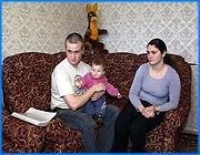></p><p class=c_tn>Квартирой на бумаге обернулось для семьи Лесуненко из Иванова участие в жилищной программе «Молодая семья». Из-за финансовых проволочек люди не могут воспользоваться жилищным сертификатом, который им торжественно вручили еще в ноябре прошлого года.</p><p class=c_tn>Череда разочарований. Конечно, Денис и Елена Лесуненко не рассчитывали, что 250 тысяч рублей, обозначенные в сертификате, смогут сыграть решающую роль в жилищном вопросе. Сейчас по стоимости это десяток квадратных метров на вторичном рынке. Однако возникшие препятствия превысили самые пессимистические ожидания молодой семьи и их родителей. Мама и бабушка Татьяна Владимировна как страшный сон вспоминает общение с учреждением юстиции. </p><p class=c_tn>Как только сертификат дополнил ипотечный кредит и родительскую помощь, Елена Лесуненко стала обзванивать агентства недвижимости. Выяснилось, что вклад государства оказался для риэлтеров поводом увеличить свои и без того немаленькие аппетиты.</p><p class=c_tn>Теперь главная заминка - финансовое обеспечение сертификата. Из 250 тысяч реально обеспечена только часть, выплаченная из городского и федерального бюджетов. Лесуненко говорят, что областные обязательства оказались невыполненными и продавец квартиры не может получить оставшиеся деньги. По договору с Лесуненко хозяйка должна была еще в феврале освободить жилплощадь, но молодая семья все еще живет у родителей.</p><p class=c_tn>Сейчас есть информация, что областные деньги вот-вот придут. Но к разочарованиям в этой семье уже настолько привыкли, что самым оптимистичным сроком новоселья называют конец лета. </p><p class=c_av>Сергей Хохлов</p>
	
		<div class=
