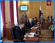 ></p><p class=c_tn>В регионе будут развивать семейные формы воспитания детей сирот и детей, оставшихся без попечения родителей. Это направление работы также обсуждали на заседании областного правительства. Официальные планы дополнила Наталья Ковалева, уполномоченный по правам ребенка в Ивановской области. </p><p class=c_tn>Одна из причин сменить направление в работе с сиротами в том, что их становится меньше. По официальным данным, все больше людей хотят взять в свою семью ребенка, все больше опекунов также принимают на попечение детей, в том числе полагаясь на банк данных таких детей, созданный в области. Чиновники приводят в пример центр подготовки приемных родителей на базе детского дома № 5 - там из 64 курсантов лишь двое отказались от замысла взять на воспитание ребенка. «В среднем с 2005 года количество детей, оставшихся без попечения родителей, сократилось пусть не на много, но на 3% как бы пошла динамика сокращения. Количество детей, передаваемых на воспитание в семьи, возросло на 4,7%», - говорит начальник областного департамента образования Людмила Туркина.</p><p class=c_tn>В связи с этими тенденциями планируется разукрупнение и сокращение наполняемости детских домов и школ-интернатов. Но уполномоченный по правам ребенка Наталья Ковалева внесла пессимистическую нотку в радужные планы. Статистика лукавит, говорит она. Снижение числа сирот не всегда связано с ростом числа усыновителей или опекунов. </p><p class=c_tn>То есть если демографический провал закончится, число воспитанников в детских домах может вырасти. Ведь не факт, что отношение взрослых к детям будет меняться в соответствии с директивами федеральных властей, что отказников станет меньше, а усыновителей - больше. Поэтому оптимальным выходом Наталья Ковалева видит создание так называемых социальных квартир - что-то вроде маленьких детских домов. Расходов такие учреждения принесут меньше, чем ныне существующие. Ведь одна из очевидных целей борьбы за семейное воспитание - экономия бюджетных средств.  </p><p class=c_av>Сергей Хохлов</p>
	
		<div class=