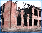 ></p><p class=c_tn>14 человек, около 2 месяцев назад пережившие страшный пожар на улице Рабфаковской в Иванове, продолжают находиться в гостинице «Центральной». Люди обеспокоены молчанием властей, поскольку их будущее местожительство до сих пор остается неизвестным. Погорельцы готовят документы и ждут, когда же их проблема начнет решаться.</p><p class=c_tn>Страшный пожар, унесший жизни 6 человек, как призрак, преследуют погорельцев. Александра Сергеевна Сорокина, когда остается одна все время плачет, вспоминая пережитое. В свои 90 с лишним лет она осталась без крыши над головой, без имущества и поддержки близких людей. Из родственников только племянница, которая редко вспоминает об Александре Сергеевне. Сейчас у пожилой женщины одна надежда - дожить до вселения в новый дом, но этот день кажется слишком далеким.</p><p class=c_tn>Сейчас в гостинице за счет городской администрации проживает 14 человек. Здесь они уже около 2 месяцев. Кроме того, власти оказали материальную помощь пострадавшим - выплатили по 10 000 рублей каждому, правда, чиновники обещали еще, но с деньгами у мэрии, похоже, возникла напряженка. Со своим временным пристанищем люди уже смирились.</p><p class=c_tn>В свой бывший дом на Рабфаковской погорельцы приходить боятся. Мародеры постарались: теперь здесь везде картина полнейшего разорения. На руинах сгоревшего дома лежат цветы в память о погибших. Говорят, что гвоздики принесли сердобольные ивановцы. Они не смогли остаться в стороне от людского горя. О том, что их ждет дальше, погорельцы знают только по слухам. Последний раз о пострадавших вспомнили 8 марта - директор МПЖХ Павел Кабанов приходил поздравить женщин. В мэрии заверили, что переселить людей планируется в конце мая - начале июня. Власти изыскали средства на ремонт квартир, которые будут предоставлены взамен сгоревших. Ремонт в них должен завершиться через месяц, а заселять будут независимо от того муниципальным было прежнее жилье или приватизированным. </p><p class=c_av>Наталья Мозилова</p>
	
		<div class=