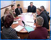 ></p><p class=c_tn>Руководство областной клинической больницы избежало разбирательств в управлении Ростехнадзора. Сегодня ответственные лица должны были явиться на заседание технического совета в связи с многочисленными нарушениями, выявленные при проверке технической инфраструктуры самого крупного лечебного учреждения области. Однако главврач попросил перенести встречу в связи с визитом в больницу депутата Госдумы Татьяны Яковлевой. Тем не менее, заседание получилось жарким. На нем обсуждались проблемы в обществе с ограниченной ответственностью «Топка». </p><p class=c_tn>Предприятие соседствует с железнодорожной станцией «Текстильный». Занимается оно тем, что перекачивает горючее из железнодорожных емкостей в резервуары, оттуда - в автоцистерны. Внимание надзорных органов предприятие с названием «Топка» привлекло к себе после несчастного случая, произошедшего в мае прошлого года с сотрудником топки, наливавшим в цистерну мазут. «Были грубо нарушены правила эксплуатации. До этого там был бензин, потом наливали мазут. Пары бензина воспламенились, заземление не работало, человек сгорел», - рассказал руководитель областного управления Ростехнадзора Александр Канаев.</p><p class=c_tn>Представители предприятия с символичным названием пытались представить дело так, что все грехи - в прошлом, что сейчас сменился собственник и новый хозяин не жалеет сил и средств на приведение своего хозяйства в рамки законных требований.</p><p class=c_tn>Членов технического совета такой оптимизм несколько удивил. Ведь проверка, проведенная чуть больше месяца назад, показала, что большая часть нарушений правил техники безопасности и охраны труда на предприятии осталась. Поэтому было принято решение через суд добиваться закрытия общества с ограниченной ответственностью. Чтобы в топке больше никто не сгорел. </p><p class=c_av>Сергей Хохлов</p>
	
		<div class=