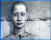 ></p><p class=c_tn>Впервые в Иванове открылась выставка так называемого творческого союза художников России, который является своеобразной альтернативой известного всем с советских времен Союза художников. Свои работы представили около 50 человек, среди которых и Зураб Церетели. Еще до начала экспозиции выставка наделала много шума. </p><p class=c_tn>Различные техника и жанры, стили и направления. В выставочных залах художественного музея собрали сотни работ - от иконописи до современных инсталляций. Из имен, что на слуху, Зураб Церетели, славящийся своим монументализмом. Вопреки ожиданиям, его натюрморты довольно безыскусны. Ивановские авторы тоже представлены: это Светлана Кузьмичева, Владимир Маяковский, Евгений Грибов. Как сказал один из художников - выставка обычная, просто работы привезены из других регионов, что в Иванове случается не каждый день. И все же, в альтернативном союзе говорят о принципиально новом подходе к творчеству.</p><p class=c_tn>Задолго до открытия выставки началась шумиха: кто-то из авторов пустил слух, что теперь из Союза художников России будут исключать, если переметнешься в Творческий союз. Якобы, первой жертвой стал художник Федоров. Как оказалось, никто никого не исключал. Творческий союз, хоть и болезненно восприняли на ивановской земле, но притеснять эту организацию вроде никто не собирается. Правда, отличия в подборе картин для выставок есть.</p><p class=c_tn>Есть, например, на выставке работы, которые руководители Союза художников при отборе на одну из сборных экспозиций посчитали слабыми. А сюда вот эти яблоки с червяками попали. Руководители Творческого союза говорят, что чем раньше откроешь талантливого автора, тем раньше к нему придет признание. Именно этого, по их словам, не хватало старому союзу, где авторы иногда выставлялись не за талант, а за выслугу лет. </p><p class=c_av>Наталья Мозилова</p>
	
		<div class=