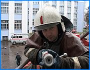 ></p><p class=c_tn>Сегодня ивановские пожарные условно спасали сотрудников правительства области. По сценарию учений один из кабинетов здания загорелся из-за неисправной электропроводки. На место были стянуты значительные силы пожарных и спасателей. Операция, по оценке руководства областного МЧС, была проведена на отлично. </p><p class=c_tn>Сигнал для начала пожара подан. Теперь остается только ждать, когда подъедет тяжелая артиллерия из 12 единиц спецтехники. За жизнь членов правительства будут бороться около 50 пожарных и спасателей. Здание областной власти было выбрано для учений не случайно. Несколько лет назад оно реально пострадало от огня. На этот раз, по сценарию, возгорание произошло в одном из кабинетов на 2 этаже. Здесь размещаются подразделения комплекса строительства и ЖКХ, а также общественных связей. Сегодня роль чиновников, правда в одном лице, исполняет статист Александр Фролов. Кстати член команды КВН областного управления МЧС. Он надышался условным дымом, и теперь его успешно эвакуируют из здания. </p><p class=c_tn>В это время пожарные уже вплотную подобрались к очагу условного возгорания. Тушат как изнутри здания, так и снаружи. Говорят, что такое усердие никак не связано с тем, что сейчас они работают на своего рода стратегическом объекте. Ведь чиновники тоже люди, отмечают спасатели. Однако некоторые предпосылки для особого старания, как выяснилось, все же есть.</p><p class=c_tn>Тушение пожара продолжалось около получаса. Но учения решать властям судьбу области не помешали. У чиновников в этот день была короткая смена. У тех же, кто остался в здании, забот хватало. Например, работники правительственной столовой готовились к предстоящему свадебному банкету. </p><p class=c_av>Олеся Чирко</p>
	
		<div class=