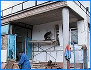 ></p><p class=c_tn>Готовность стадиона «Локомотив» к проведению чемпионатов России по футболу должна была определить сегодня комиссия профессиональной футбольной лиги. Детали приезда ПФЛ областные чиновники попытались сохранить в тайне от журналистов. Однако наша съемочная группа убедилась лично, что «Локомотив» к проведению чемпионатов готов лишь частично. «Локомотив» кипит, будто здесь ожидают не оценочную комиссию ПФЛ, а российского миллиардера Романа Абрамовича, при финансовой поддержке которого на стадионе появилось профессиональное футбольное покрытие. На специальные каркасы, позаимствованные у стадиона «Спартак», в авральном режиме крепят деревянные настилы, приобретенные на средства спонсоров и кресла, купленные в рассрочку. За несколько часов до приезда комиссии - сотрудники «Локомотива» ремонтируют здание стадиона и устанавливают бордюрный камень. О туалетах, специальной дорожке на футбольное поле - ни слова. Необходимая инфраструктура - дело будущего. Стадион, по словам футбольных тренеров, будут реанимировать еще года три. Но даже сейчас, по их предположениям, строгая оценочная комиссия ПФЛ разрешит на стадионе проведение турниров по футболу российского уровня. «Те документы, регламенты, которые есть и выдержаны очень жестко - это три тысячи сидений. Это внутренняя инфраструктура зданий, раздевалки, судейские, комната пресс- центра, медицинский кабинет должны соответствовать требованиям ПФЛ. Они очень жесткие. Мы эти требования выдерживаем», - заверил директор футбольной школы «Текстильщик» Василий Горощук. </p><p class=c_tn>Единственное, что к визиту ПФЛ готово полностью - профессиональное футбольное покрытие. Средства, федеральные и областные, на него собирали не с миру по нитке, как на стадионные трибуны и кресла, а выделяли целенаправленно по общероссийскому проекту «Подарим детям стадион». Когда началась укладка покрытия, руководство «Локомотива» пообещало, что это только начало большой стройки. Тогда говорили, что на месте старого здания появится новый спортивный центр. «Это будет академия футбола. Все будет сделано по самому современному уровню» - обещал директор стадиона «Локомотив» Сергей Холин. Перспективы строительства нового центра и выделения на это областных и федеральных средств пока весьма туманны. Очевидно одно: решение комиссии ПФЛ зависит не столько от состояния стадиона, сколько от взаимоотношений между сотрудниками профессиональной футбольной лиги и руководства «Локомотива». Одобрительная оценка станет двойной победой. На «Локомотиве» можно будет организовывать не только турниры российского уровня, но и домашние матчи команды «Текстильщик». Ранее они проводились в подмосковных Химках. Кстати, первая из домашних игр назначена на «Локомотиве» 7 мая. </p><p class=c_av>Мария Покровская</p>
	
		<div class=