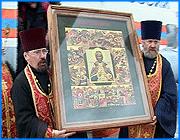 ></p><p class=c_tn>10 мая ивановский Преображенский собор стал местом паломничества для нескольких тысяч православных со всей губернии. Именно туда прибыли православные святыни: мощи Александра Невского, Федора Ушакова, кипарисовый крест из Животворящего Древа Господня и икона с изображением главной покровительницы русского воинства - Тихвинской Божьей матерью. Иваново стало еще одним пунктом в маршруте так называемого «Крестного хода по воздуху».</p><p class=c_tn>Такой воздушный крестный ход в России был лишь однажды: зимой сорок первого, когда даже Сталину показалось, что спасти страну от фашистов может только вмешательство сверхъестественных сил. Его личный летчик по тайному приказу совершил ночной полет от Москвы до Ленинграда с иконой Тихвинской Божьей Матери на борту. Историки констатируют, что ни один захватчик не пересек прочерченную самолетом линию, а сразу после этого фашисты стали отступать. Повторить подобный крестный ход планировалось еще на шестидесятилетие победы, но получилось только сейчас. Мощи Александра Невского, Федора Ушакова, главная покровительница русского воинства - икона Тихвинской Божьей Матери, и кипарисовый крест с частицей Животворящего Древа Господня по плану должны посетить шесть городов «Золотого кольца».</p><p class=c_tn>Иваново-Вознесенск стал пятым пунктом на пути следования воздушного ковчега. Преображенский собор стал наполняться верующими задолго до прибытия мощей, во многом это связано с тем, что святыни в Иванове будут менее суток. Сами прихожане говорят, что подобный крестный ход, как лакмусовая бумажка, свидетельствует о росте духовности в обществе.</p><p class=c_tn>Устроители необычной акции признаются, что возрожденный крестный ход сопровождали чудеса. Первое из них - чрезвычайно короткие сроки, за которые удалось организовать перелеты. Со всеми городами «Крестный ход по воздуху» согласовали менее чем за месяц. Духовник воздушной миссии усмотрел Божье благословение еще и в том, что вопреки метеорологическим сводкам, всюду святыни встречало безоблачное небо. Сопровождать необычный груз вызвались ветераны Великой Отечественной. Среди них - Михаил Ефимович Миронов. Он считает, что мощи обладают какой-то магической силой, хотя сам в силу воспитания прежде был далек от религии.</p><p class=c_tn>Примет ли «Крестный ход по воздуху» статус ежегодного организаторы пока не знают. Но говорят, что даже единичное соприкосновение со святынями - мощная духовная подпитка для всех верующих. </p><p class=c_av>Наталья Мозилова</p>
	
		<div class=
