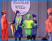 ></p><p class=c_tn>Иваново из города ткачих превращается в город модельеров, - в этом уверены организаторы фестиваля «Золотая нить». 20 детских модельных объединений почти изо всех городов губернии собрались 11 мая в бывшем дворце пионеров, чтобы блеснуть своей неординарностью и творческим подходом к швейному ремеслу. </p><p class=c_tn>Как сделать так, чтобы строгое жюри обратило внимание именно на твою коллекцию? Каждый участник фестиваля выбирает собственный путь. Одни делают ставку на нетрадиционные материалы, используемые для пошива, другие - на декорирование костюма, третьи - на качество работ. А для того, чтобы подстраховаться - выставляют несколько коллекций, как, например, это сделал детский театр моды «Шуяночка». В этом году он презентует сразу 4 модельных линии. Ивановцы скромнее представлены на фестивале, но юные модельеры уже сейчас чувствуют себя законодателями моды.</p><p class=c_tn>Модели говорят, что самое лучшее - участвовать в середине показа: и зритель уже разогрет, и на валерьянке сэкономишь. Театру моды «Рик» из Иванова в этом повезло, они - девятые. И пока по сцене дефилируют другие, девушки из «Рика» одеваются, пудрятся, делают прически. Руководитель где-то в зале, смотрит на конкурентов. Юные модели вполне самостоятельны, даже самые маленькие участницы показа получили инструкцию, как вести себя на сцене.</p><p class=c_tn>Многие участники детского фестиваля признаются, что к созданию коллекций они относятся вполне по-взрослому: читают журналы мод, смотрят специальные программы, ходят на показы в Иванове. Однако организаторы «Золотой нити» говорят, что юные модельеры тем и интересны, что взгляд их не замылен, а головы полны идей. </p><p class=c_av>Наталья Мозилова</p>
	
		<div class=