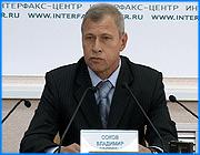 ></p><p class=c_tn>Власти губернии активизируют работу по созданию туристического кластера. Сейчас полным ходом идет подготовка к масштабному совещанию губернаторов нашей, Ярославской, Костромской и ряда других областей по разработке межрегиональной программы «Золотое кольцо». Об этом 11 мая на пресс-конференции рассказал начальник областного департамента экономического развития и торговли Владимир Соков.</p><p class=c_tn>Планировалось, что пресс-конференцию даст первый зам. председателя правительства Дмитрий Михеев. Однако вместо него перед журналистами предстал начальник департамента экономического развития. Как пояснил Владимир Соков, причиной стало то, что Михеев занят подготовкой к совещанию по разработке программы «Золотое кольцо». Встречу под председательством полпреда президента в ЦФО Георгия Полтавченко планируется провести 18 мая в Плесе. Обсудить перспективность туристического кластера соберутся губернаторы соседних областей. По мнению Сокова, воплощение программы в жизнь позволит создать рабочие места, пополнить казну области. Туристам будет предложена единая маршрутная сеть.</p><p class=c_tn>Соков сделал особый акцент на том, что единая маршрутная сеть не подразумевает туристической монополии. Существующие операторы, заверил он, останутся на рынке. Предполагается, что дороги по «Золотому кольцу» отремонтируют за федеральные деньги, и на эти же деньги будут оборудоваться стройплощадки. Возведение гостиниц и центров развлечений должны оплатить инвесторы. Финансовый план есть у чиновников и относительно затрат на разработку самой программы. Большая часть финансирования опять же за федералами. </p><p class=c_tn>Планируется также создать в каждой области так называемые «малые кольца». В нашей губернии в такое кольцо войдут Юрьевец, Лух, Плес и ряд других городов. Но это позже. Сейчас, говорит Соков, главное - заинтересовать программой федеральные власти. </p><p class=c_av>Олеся Чирко</p>
	
		<div class=