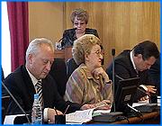 ></p><p class=c_tn>Одна из основных проблем - стремительный рост затрат на покупку теплоэнергии. Главы опасаются, что такое положение вещей вконец разорит жилищно-коммунальное хозяйство. Все эти соображения были высказаны на сегодняшнем заседании правительства области. Минувший отопительный сезон, подытожили чиновники, прошел без особых сбоев. Возможно, помогла теплая погода. Однако были и ситуации, негативно повлиявшие на общую картину. Один из ярких примеров - Гаврилово-Посадский район. Здесь неоднократно возникали проблемы с котельной «Никос Текс». В марте из 3 котлов работал только 1. Кроме того, были сложности и с топливом. Мало того, что компания «Суэк» поставила уголь уже после начала отопительного сезона, его качество оказалось очень низким, в связи с чем власти района отказываются оплачивать закупленное сырье.  «Как ни странно «Суэк» до сих пор не включен в реестр недобросовестных подрядчиков. И вот Нина Павловна говорила о задолжностях за уголь. Если бы мы оплатили за этот уголь все полностью. Прокуратура нами занималась бы очень плотно», - сообщил глава Гаврилово-Посадского района Евгений Астафьев.</p><p class=c_tn>Очень беспокоит глав и растущая разница между затратами на закупку теплоэнергии и тарифами, по которым услугу оплачивают потребители. Руководство муниципий считает, что если областной бюджет не начнет компенсировать эту разницу, сфера ЖКХ может оказаться на грани кризиса. У меня тариф на теплоэнергию по теплоцентрали вырос на 300%, и абсолютно не по моей вине. Потому что мне тепловую энергию отпускает КЭЧ Ивановского гарнизона. Рост - 300%. Абсолютно обоснованный рост. Но населению я могу только на 15% поднять. Все остальное виснет на этом предприятии. И на какие финансовые средства я могу готовиться к зиме», - заявил глава Кинешемского района Андрей Томилин. Региональные власти, как выяснилось, чаяния глав разделяют, но не спешат форсировать ситуацию. Вернуться к вопросу компенсаций, по словам губернатора, можно будет после того, как увеличится доходная часть бюджета. Подводя итог, Михаил Мень порекомендовал подчиненным обратить пристальное внимание на сферу ЖКХ, в частности, нацелиться на привлечение инвесторов. Иначе сложившуюся ситуацию вряд ли удастся поправить. </p><p class=c_tn> </p><p class=c_av>Олеся Чирко</p>
	
		<div class=