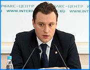 ></p><p class=c_tn>Газета «Рабочий край» в сегодняшнем номере публикует статью «Кадры лишают всё». Статья подписана пометкой «собственная информация», то есть является редакционной. В ней говорится, что на одном из последних заседаний президиума политсовета ивановских «единороссов» обсуждался вопрос о выполнении партийных поручений заместителем губернатора Сергеем Пахомовым. В статье утверждается, что Пахомову предъявлен целый ряд обвинений. По версии газеты «Рабочий край», Сергей Пахомов обвиняется в следующем: несоблюдение партийной дисциплины; невыполнение взятых на себя обязательств; проигрыш «Единой России» на местных выборах в Кинешме и Кохме; реализация собственных амбиций при работе с прессой. Кроме того, ивановские «единороссы», по утверждению «Рабочего края», убеждены, что негативные публикации об их лидерах в еженедельнике «Иваново-Пресс» подготовлены как минимум с согласия Пахомова, а, возможно, и при его участии. «Единороссы» отмечают, что Пахомов «вообще прекратил общение с однопартийцами». Нежелание С. Пахомова сотрудничать с руководством ивановской «Единой России» коллеги по партии объясняют «корыстным и меркантильным интересом администратора к общественным процессам в области». Стоит напомнить, что городская газета «Рабочий край» после выборов 2005 г. находится под полным контролем руководства ивановской «Единой России».</p><p class=c_tn>Ряд известных ивановских политиков и представителей властных органов дали корреспондентам IvanovoNews свои комментарии этой ситуации. </p><p class=c_tn>«Поскольку это их внутренние дела, они должны были разобраться внутри, с его участием. Он должен был высказаться, что-то в ответ представить, аргументы какие-то. И только потом, приняв коллегиальное решение, они могут озвучить его для прессы и для людей. Потому что это внутрипартийное дело, раз они его так сами подают», - заметил председатель комиссии по правам человека при губернаторе Ивановской области Сергей Вальков.</p><p class=c_tn>«Во-первых, мне очевидно, что статья заказная. Во-вторых, должен сказать, что по собственному опыту, когда подобные обвинения прозвучали в мой адрес, будучи членом политсовета, должен сказать, что руководство региональной организации «Единой России» очищает свое рыльце от каких-то дел для того, чтобы свалить на кого-то. То, что это борьба, или не борьба, то, конечно, это начало борьбы, борьбы «Единой России» за будущие выборы депутатов Госдумы», - заявил депутат областной думы Андрей Мельников. </p><p class=c_tn>«Это приближаются выборы. Это легкая нервозность, чрезмерное возбуждение, не более того. Я думаю, что за такими комментариями лучше обратится непосредственно в «Единую Россию». Если посмотреть статью, то она никем не подписана. Запросите официально у руководящих органов – соответствует ли эта статья тому, что написано. Понимаете, если бы это была критика рядового члена партии, то она была бы никем не замечена, а вот то, что он занимает высокий пост в администрации области, это и привлекло внимание всех», - считает депутат Государственной Думы, фракция «ЛДПР» Сергей Сироткин. </p><p class=c_tn>Между тем, один из видных деятелей местного отделения партии Единая Россия и председатель областной думы Андрей Назаров комментировать ситуацию отказался.</p><p class=c_tn></p>
	
		<div class=