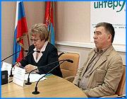 ></p><p class=c_tn>Уже в ближайшие дни на территории области вступит в силу закон, значительно ужесточающий ответственность за несоблюдение санитарных норм. Контроль за процессами в деле благоустройства будет осуществлять специально созданная при правительстве структура. Об этом сегодня на пресс-конференции рассказала начальник областного департамента жилищно-коммунального хозяйства Нина Артемьева. Планировалось, что в пресс-конференции примет участие первый зам. председателя правительства Олег Вавилов. Но он не пришел. Журналисты связали это с последними политическими событиями, в частности, перестановками в региональном отделении «Единой России». Официальная версия - большая занятость. Ответ пришлось держать начальнику департамента ЖКХ Нине Артемьевой. В этом году в областном бюджете на вопросы благоустройства предусмотрены 300 млн. рублей. Однако, по мнению Артемьевой, насколько чисто будет в губернии во многом зависит от самих жителей. Но они пока не спешат демонстрировать сознательность. Выбрасывают мусор из окон домов, не хотят заключать договоры. Особый акцент делает Нина Артемьева на безответственности зажиточных горожан. «Комфортабельная машина, джип «Ауди» подъезжает в Иванове к нашим контейнерным площадкам или в частный сектор, там выставлены здоровые бункеры 8-тонные. Не выходя из своего «Ауди», выбрасывает пакет с мусором, не попав в это контейнер, он разрывается и мусор разлетается», - с негодованием привела пример подобной бессознательности начальник областного департамента ЖКХ и благоустройства Н. Артемьева.</p><p class=c_tn>Чтобы контролировать процессы в деле благоустройства и наказывать виновных в нарушении санитарных норм недавно при правительстве была создана служба административно-технической инспекции. Пока в ее штате 12 человек. Однако всего за полмесяца работы, отметил начальник службы Николай Соколов, было выписано порядка 500 предписаний. Борцы за чистоту настроены очень решительно. «Мы заставим собственников поставить биотуалеты на пляжах, в парках, в местах общественного пользования. Мы заставим всех владельцев, собственников, муниципалитет это, область, мне без разницы, федералы, какая разница. Заставим всех поставить скамеечки, заставим поставить урны, то есть сделать благоустройство, которое положено по плану. И никуда они не денутся», -  начальник областной службы административно-технической инспекции Николай Соков. Добавляет уверенности и новый областной закон, который вступит в силу уже в субботу. Документ ужесточает ответственность за нарушение санитарных норм. Например, за те же несанкционированные свалки ответственным лицам может грозить штраф до 100 000 рублей. Примечательно, что все собранные в результате наложения таких санкций деньги будут поступать в бюджет г. Иваново - по месту регистрации вновь созданной службы. </p><p class=c_av>Олеся Чирко</p>
	
		<div class=